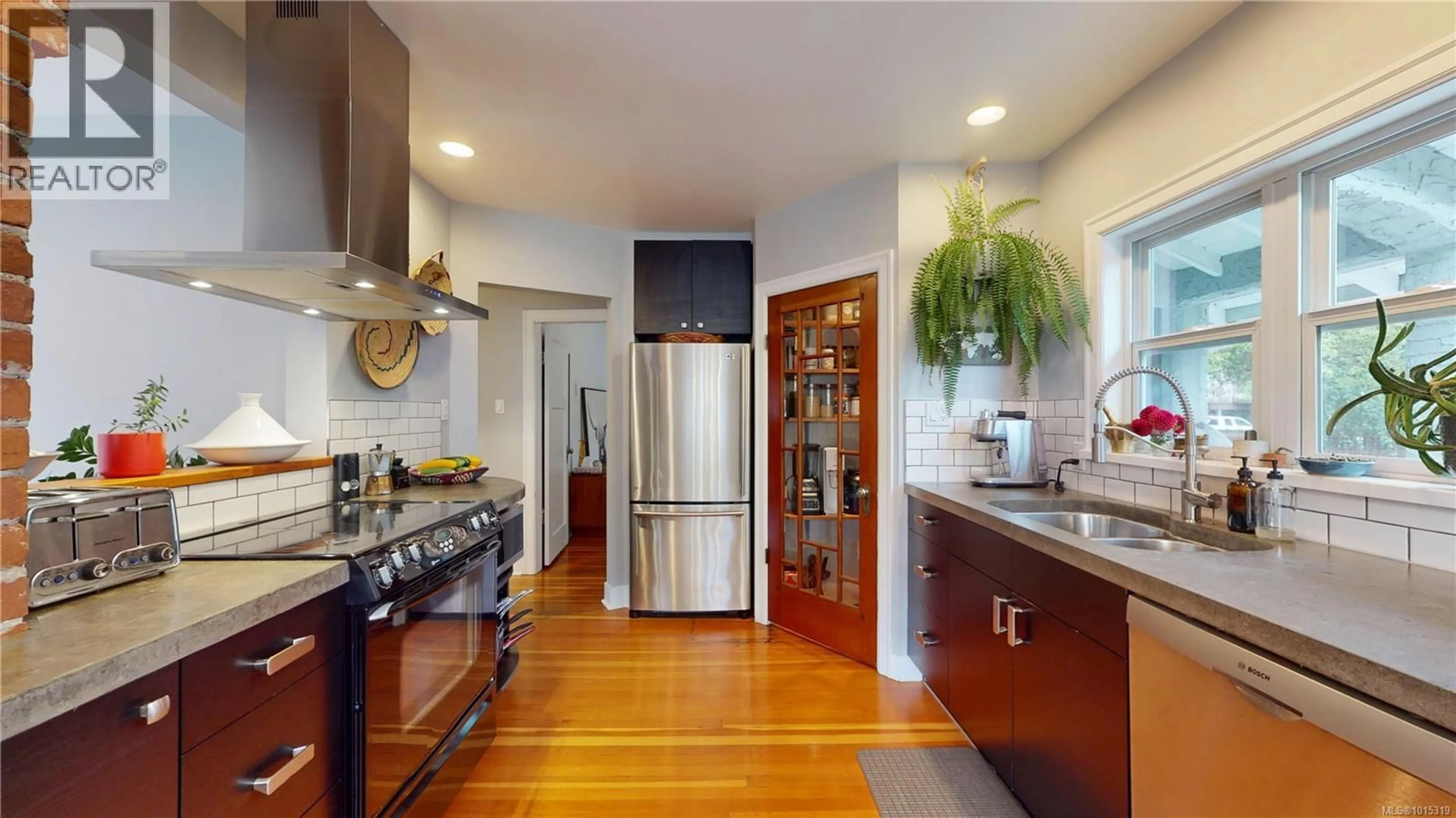 Contemporary kitchen, unknown for 1024 TOLMIE AVENUE, Saanich British Columbia V8X2H1