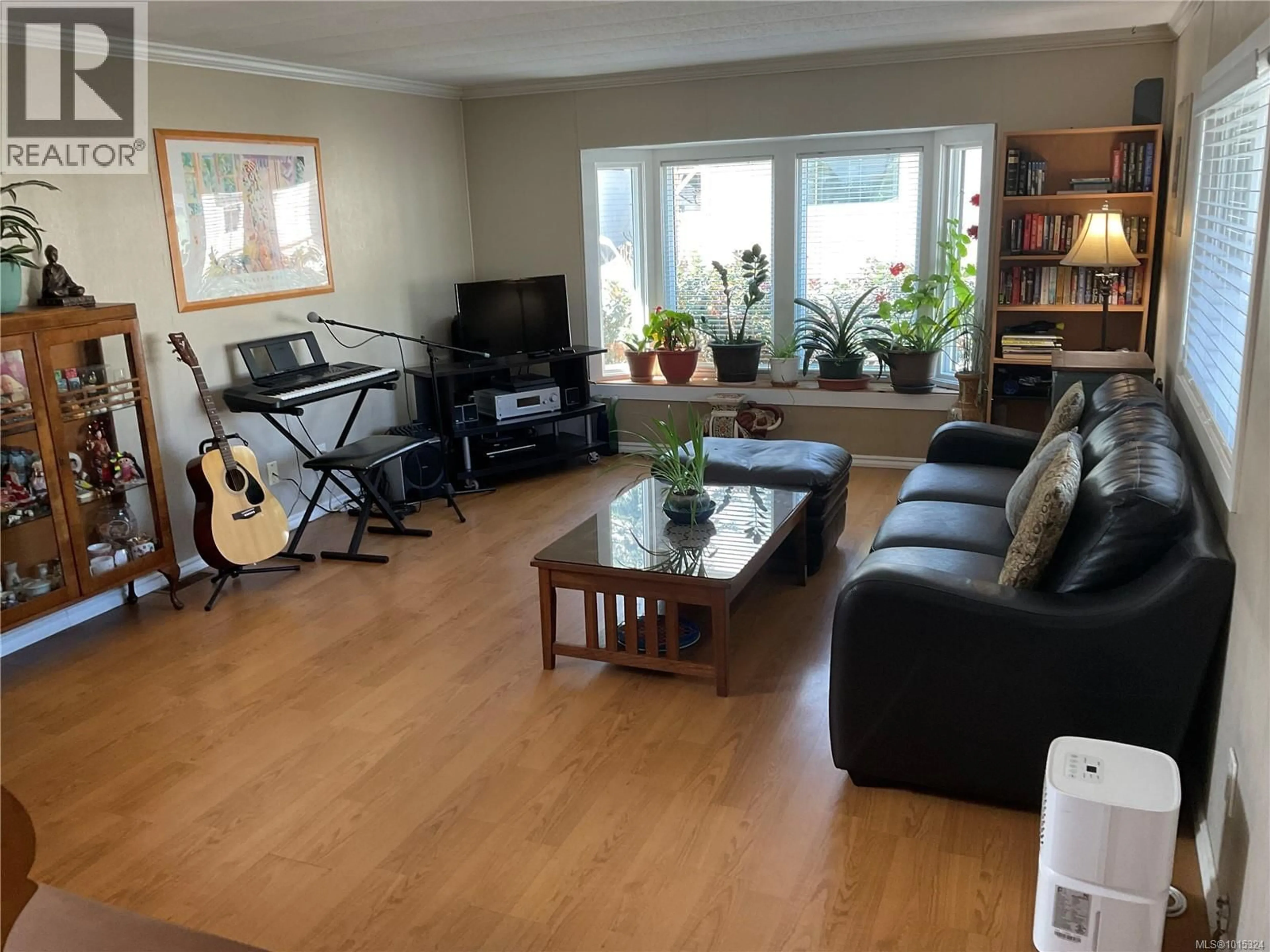 Living room with furniture, wood/laminate floor for 79 - 3497 GIBBINS ROAD, Duncan British Columbia V9L1N9