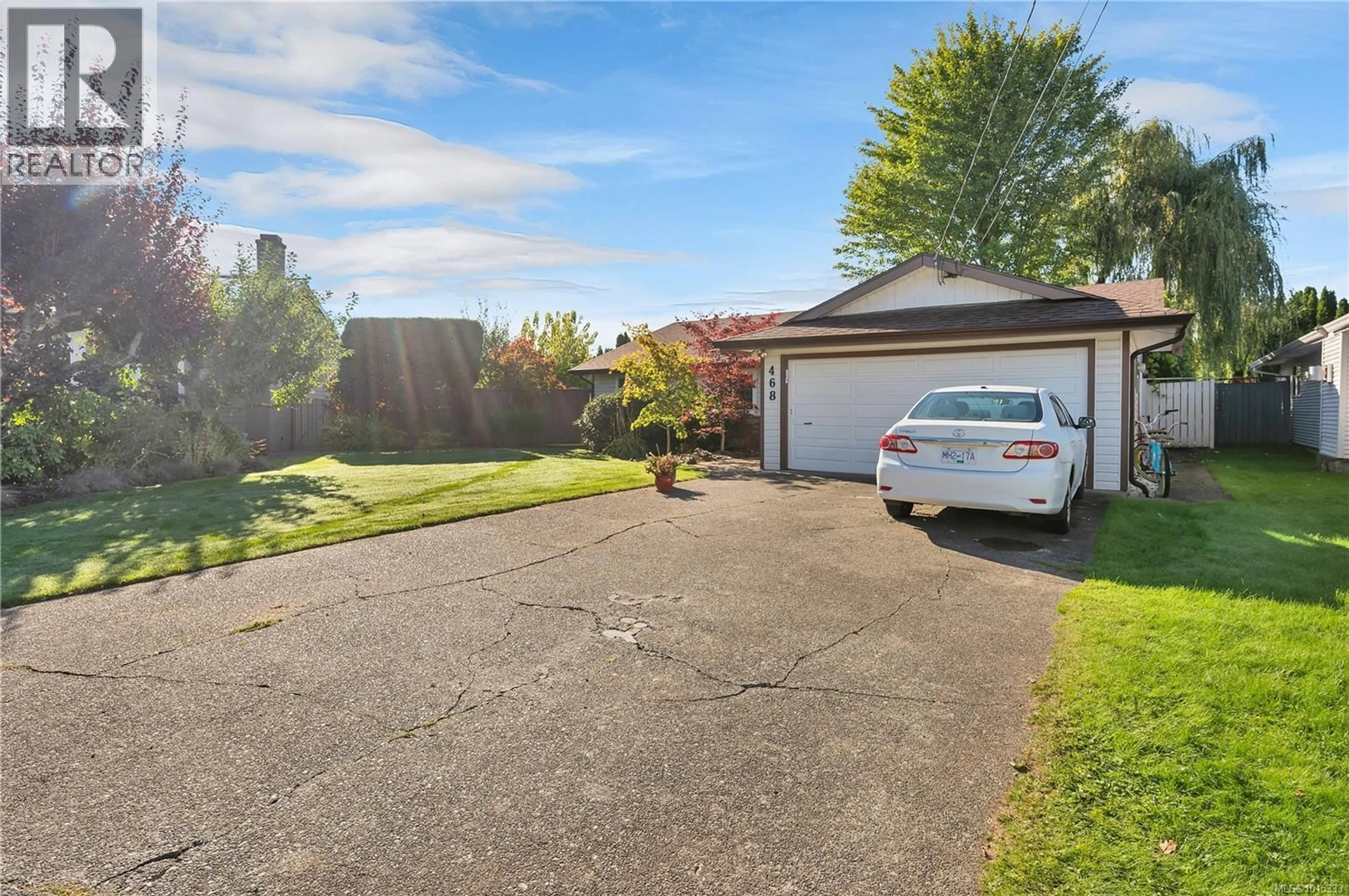 A pic from outside/outdoor area/front of a property/back of a property/a pic from drone, street for 468 RAZA PLACE, Campbell River British Columbia V9W6T3