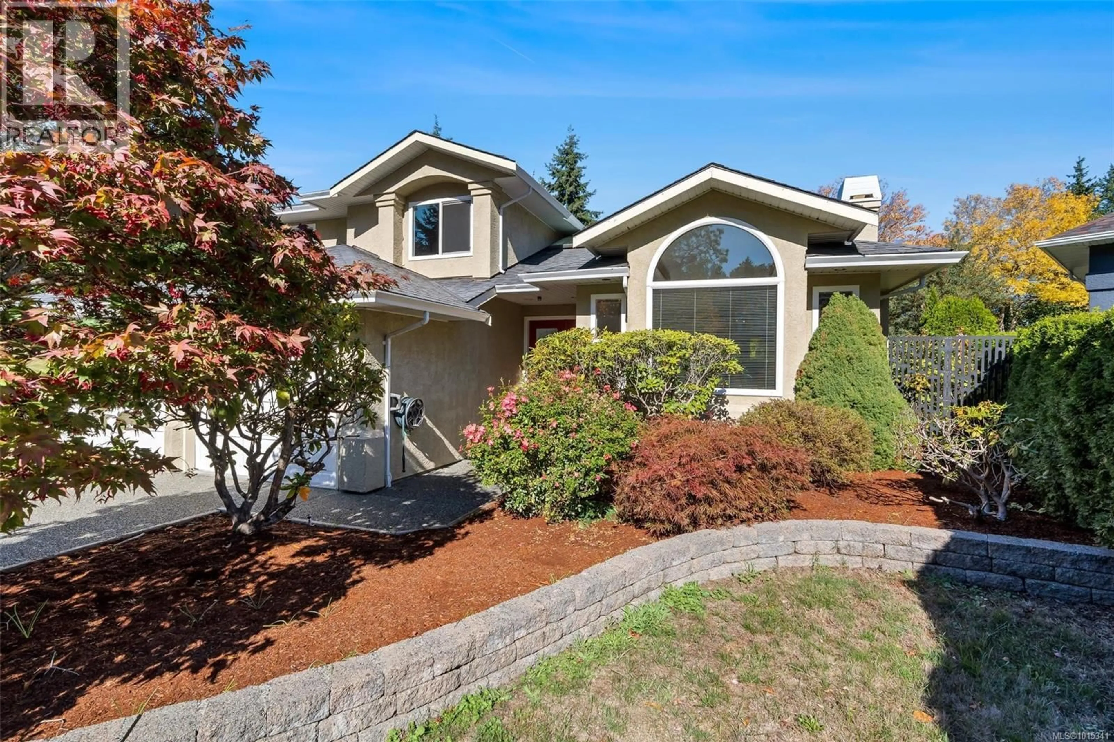 Home with vinyl exterior material, street for 796 WORTHINGTON PLACE, Saanich British Columbia V8Y3J4