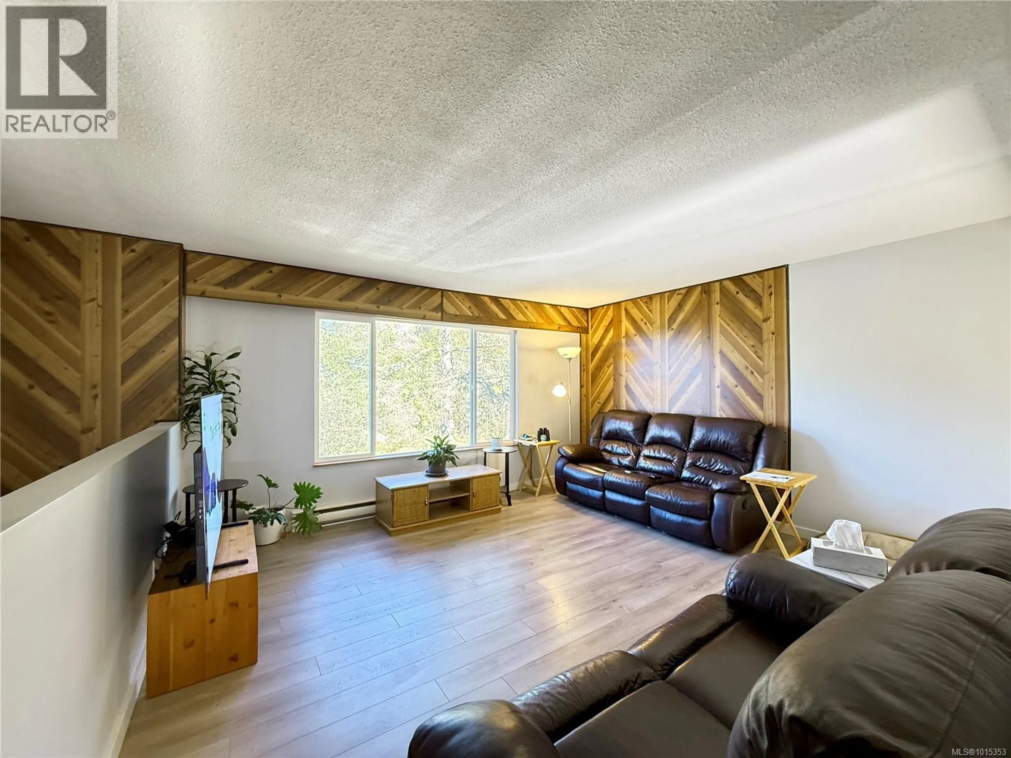 Living room with furniture, wood/laminate floor for 2101 PIONEER HILL, Port McNeill British Columbia V0N2R0