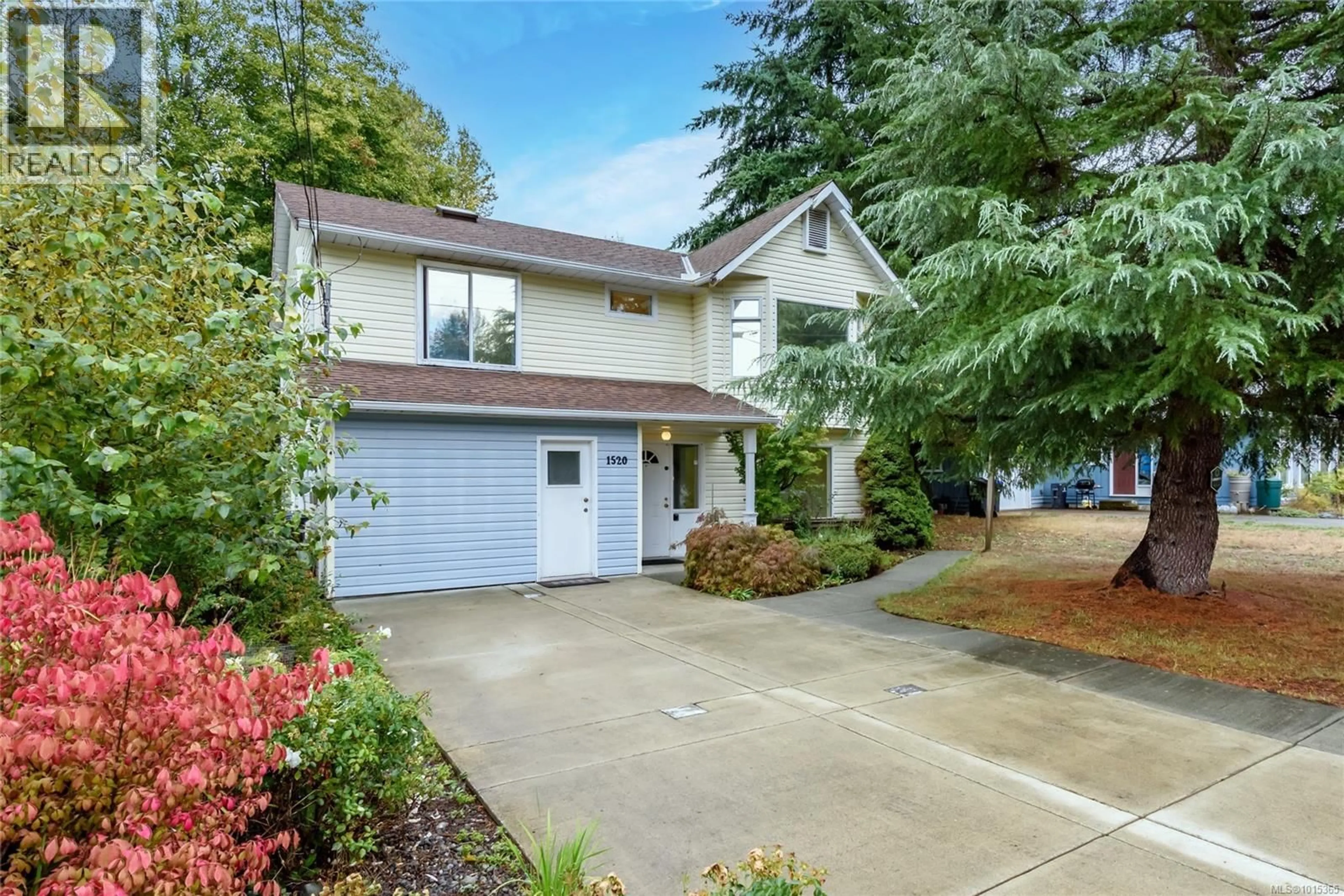 Home with vinyl exterior material, street for 1520 EMBLETON CRESCENT, Courtenay British Columbia V9N6N8