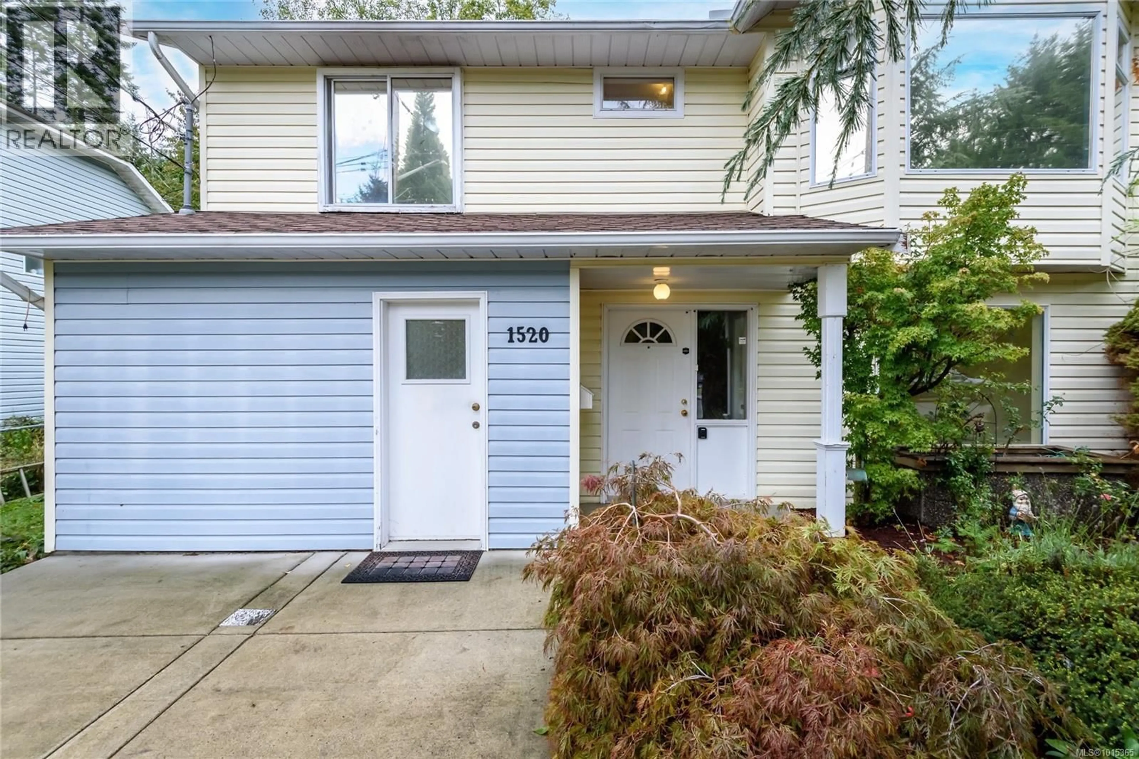 Home with vinyl exterior material, street for 1520 EMBLETON CRESCENT, Courtenay British Columbia V9N6N8