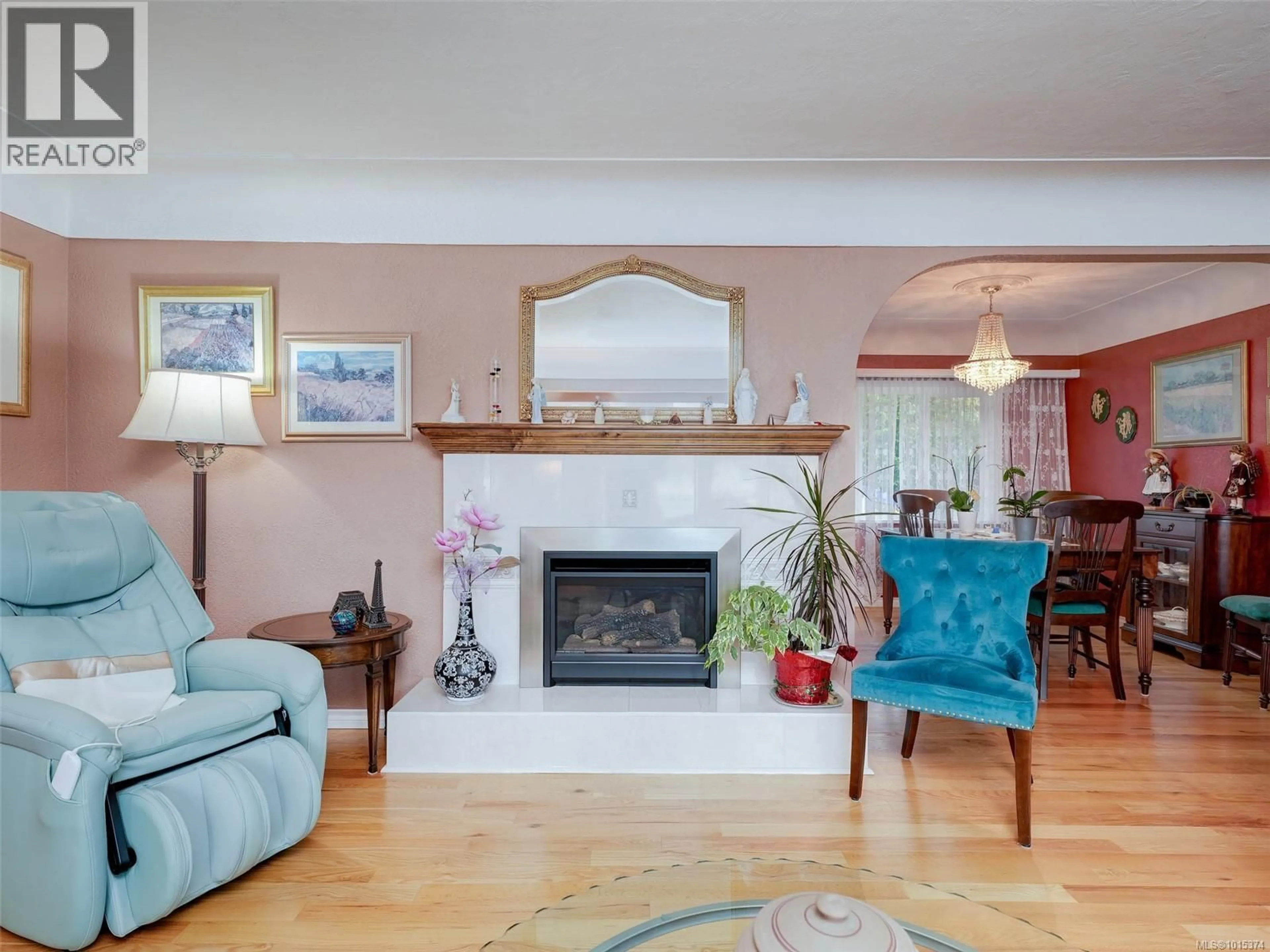 Living room with furniture, wood/laminate floor for 3221 FRECHETTE STREET, Saanich British Columbia V8N4N8