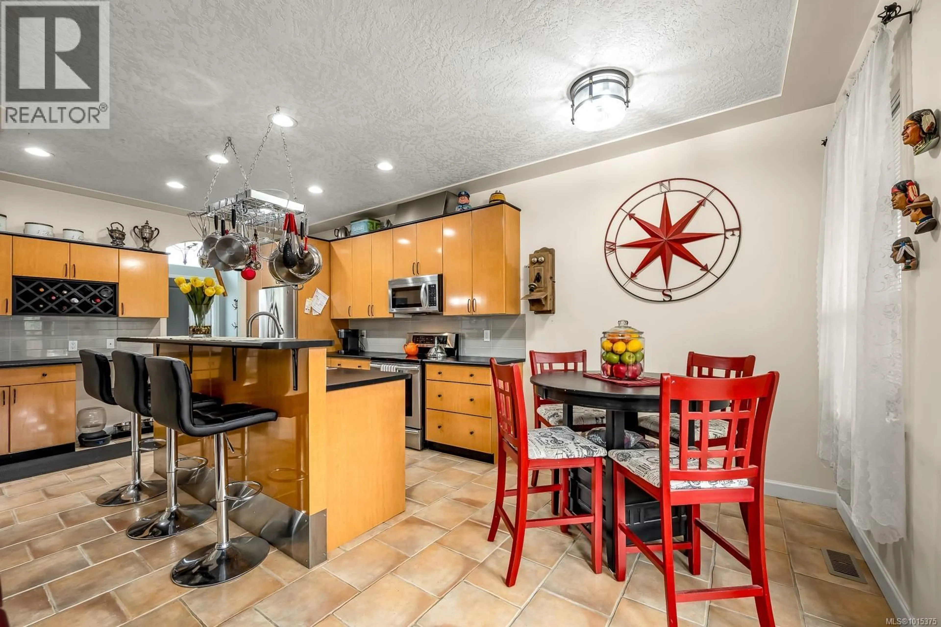 Open concept kitchen, ceramic/tile floor for 589 MONARCH DRIVE, Courtenay British Columbia V9N8R7