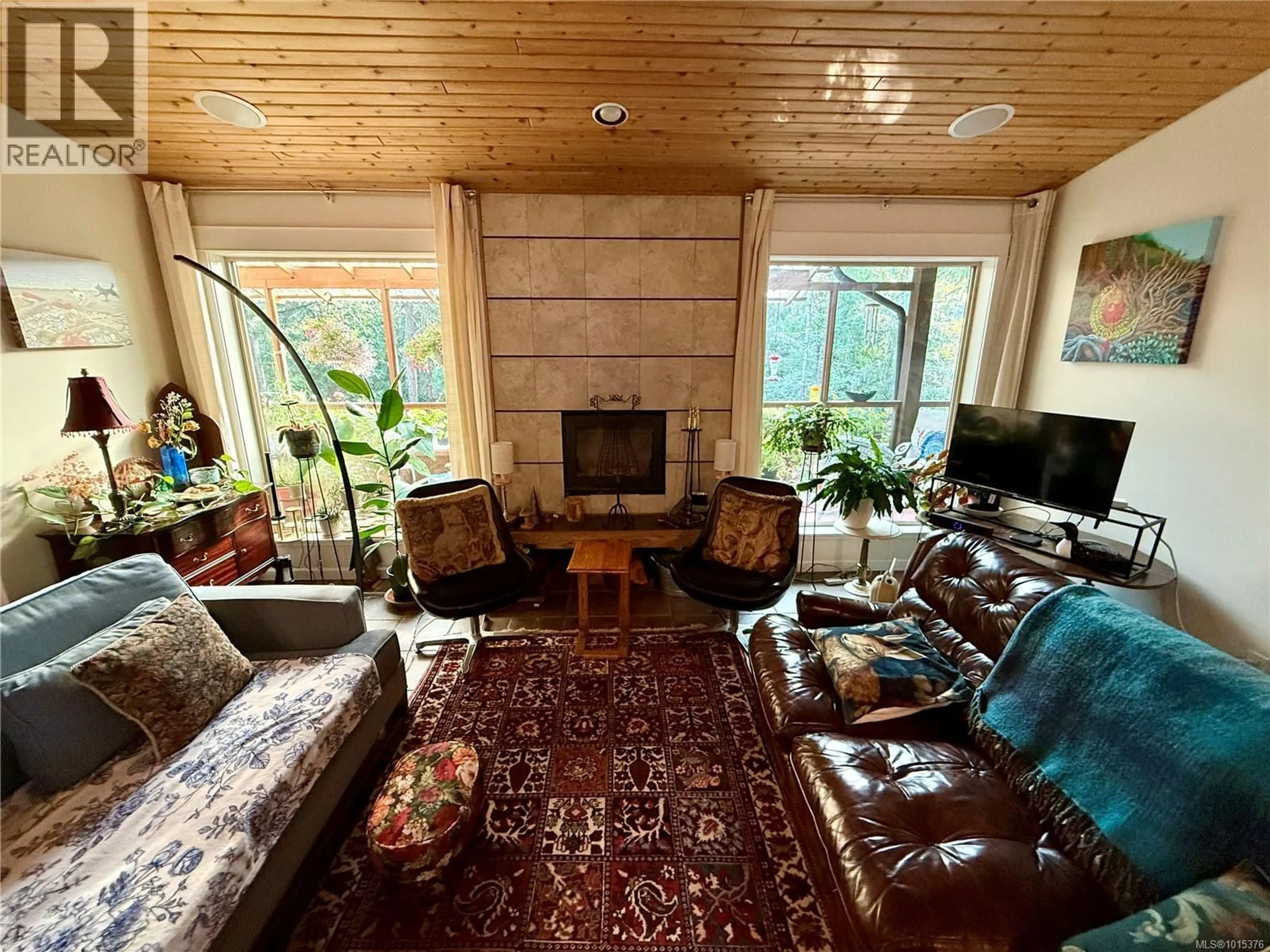 Living room with furniture, wood/laminate floor for 2623 YARDARM ROAD, Pender Island British Columbia V0N2M2