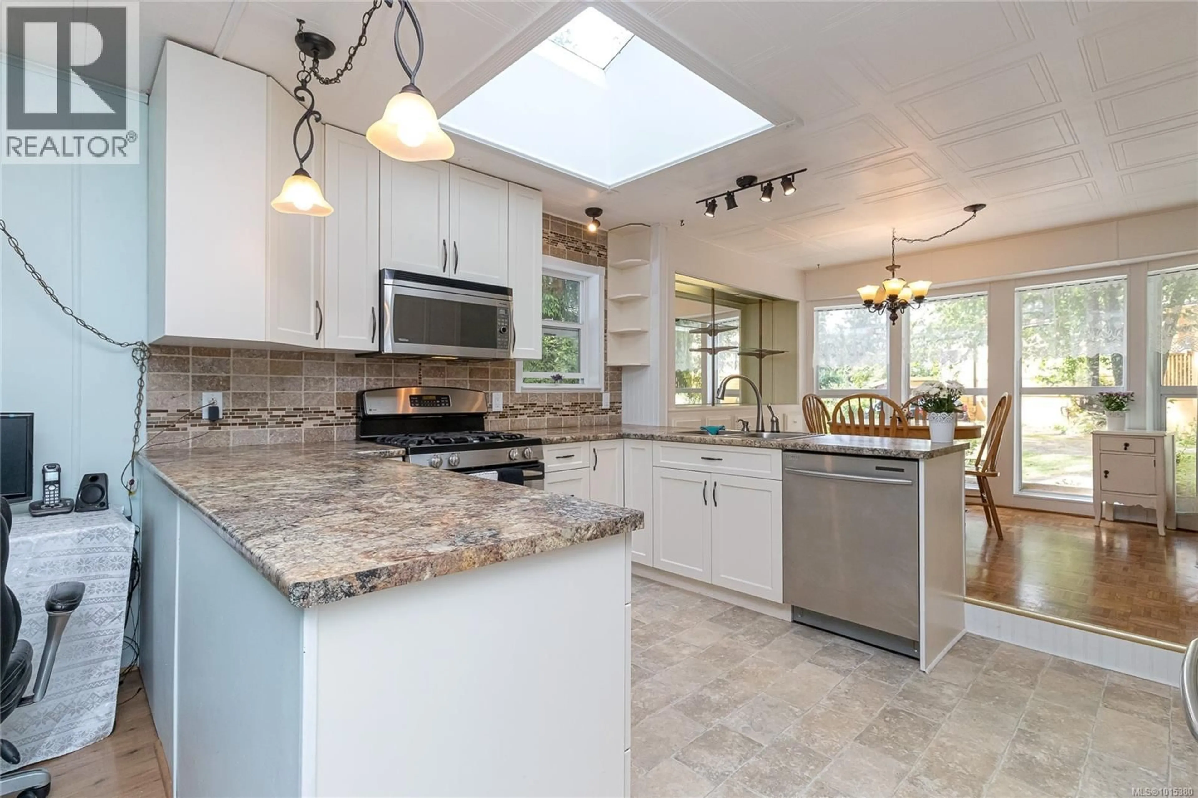 Open concept kitchen, ceramic/tile floor for 17 - 7142 GRANT ROAD, Sooke British Columbia V9Z0N3