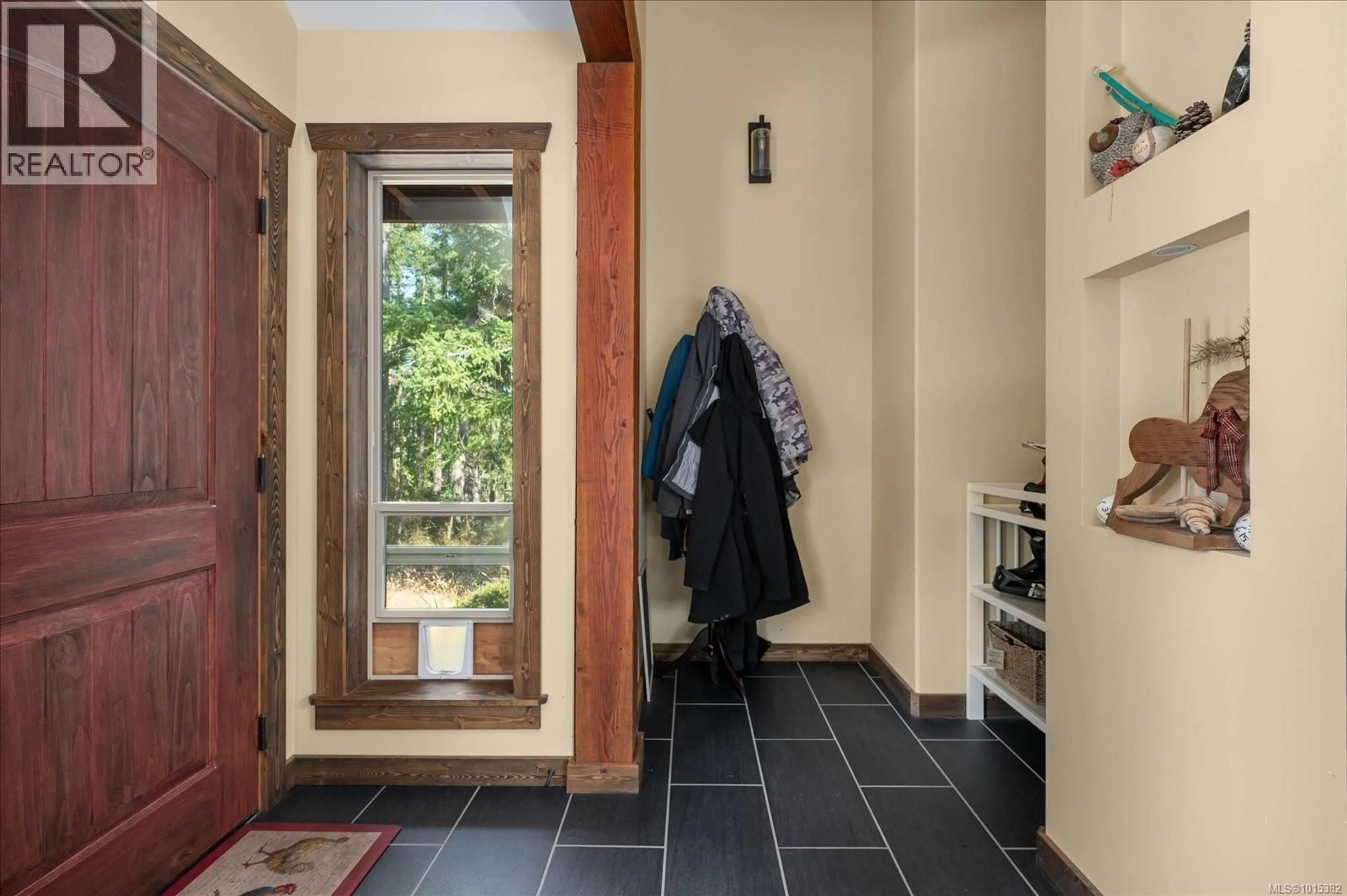 Indoor entryway for 3451/ 3455 JURIET ROAD, Nanaimo British Columbia V9G1C8