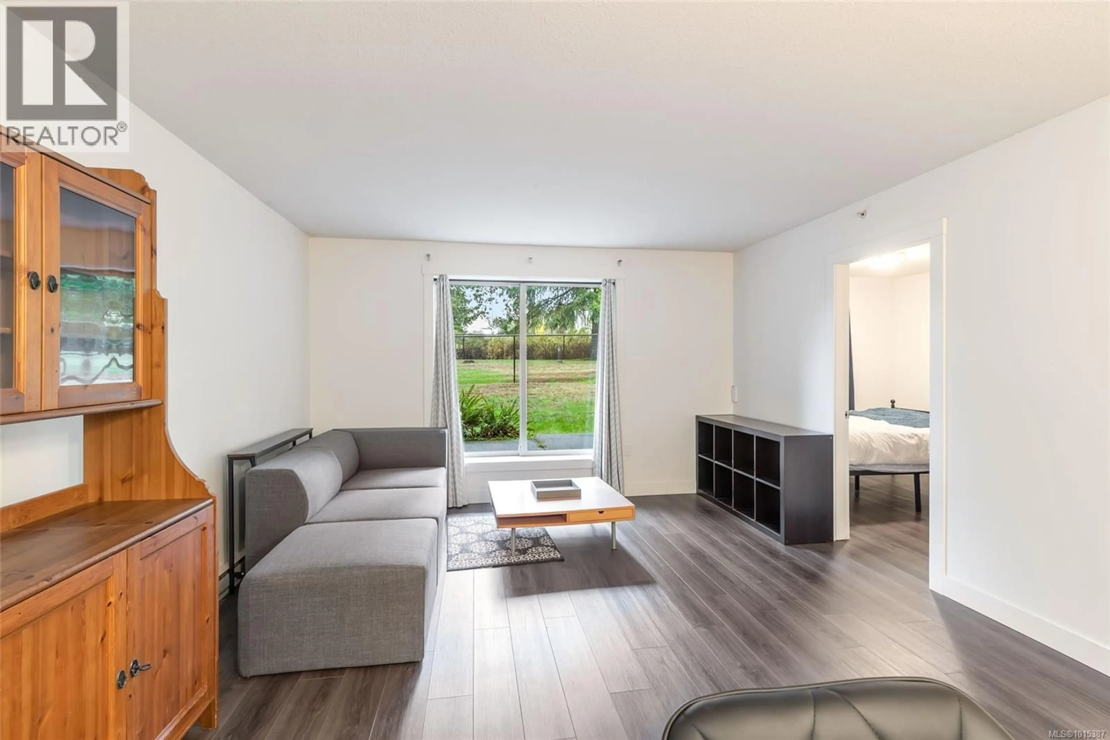 Living room with furniture, wood/laminate floor for 107 - 1600 CASPERS WAY, Nanaimo British Columbia V9S1K1