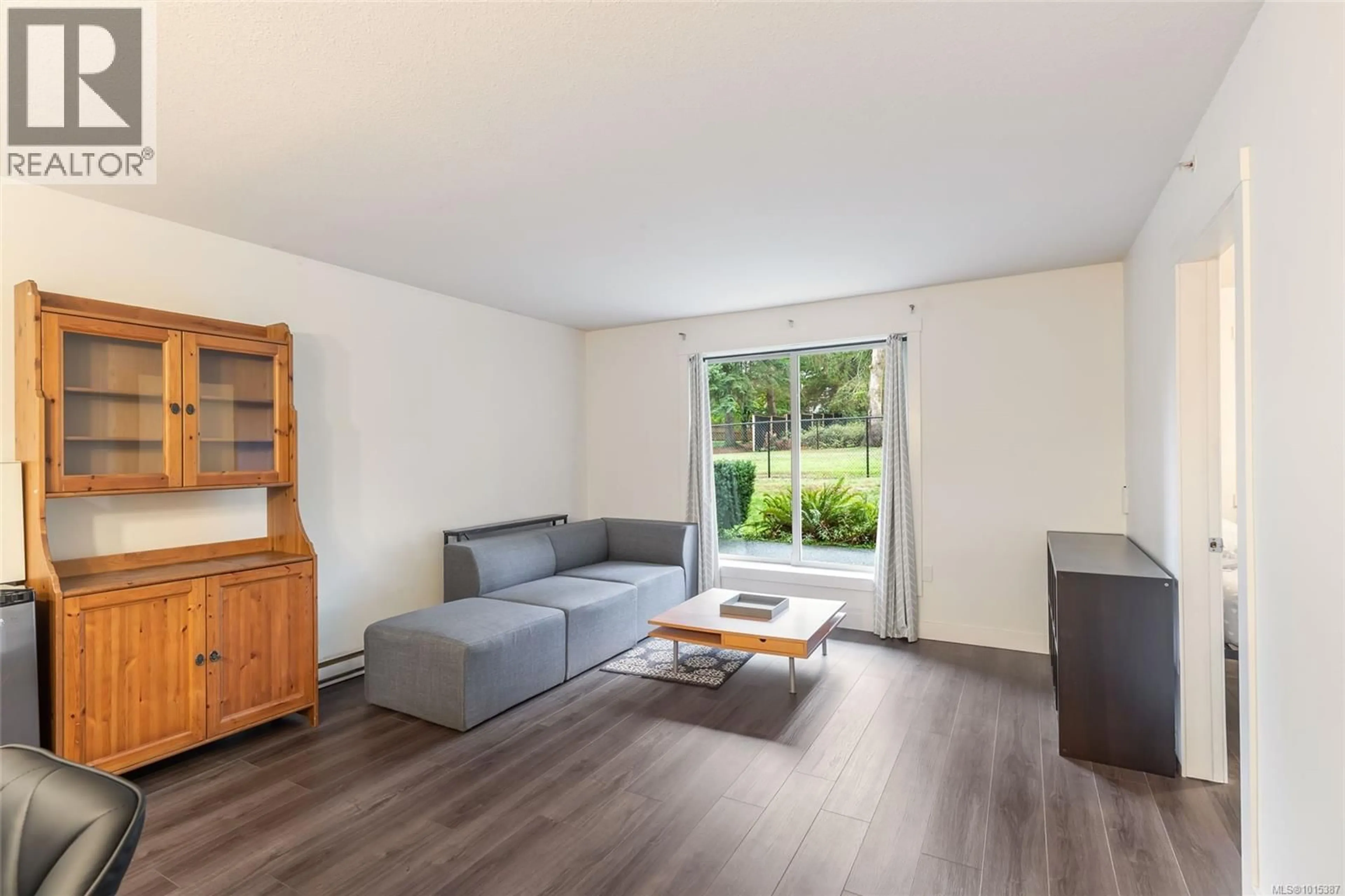 Living room with furniture, wood/laminate floor for 107 - 1600 CASPERS WAY, Nanaimo British Columbia V9S1K1