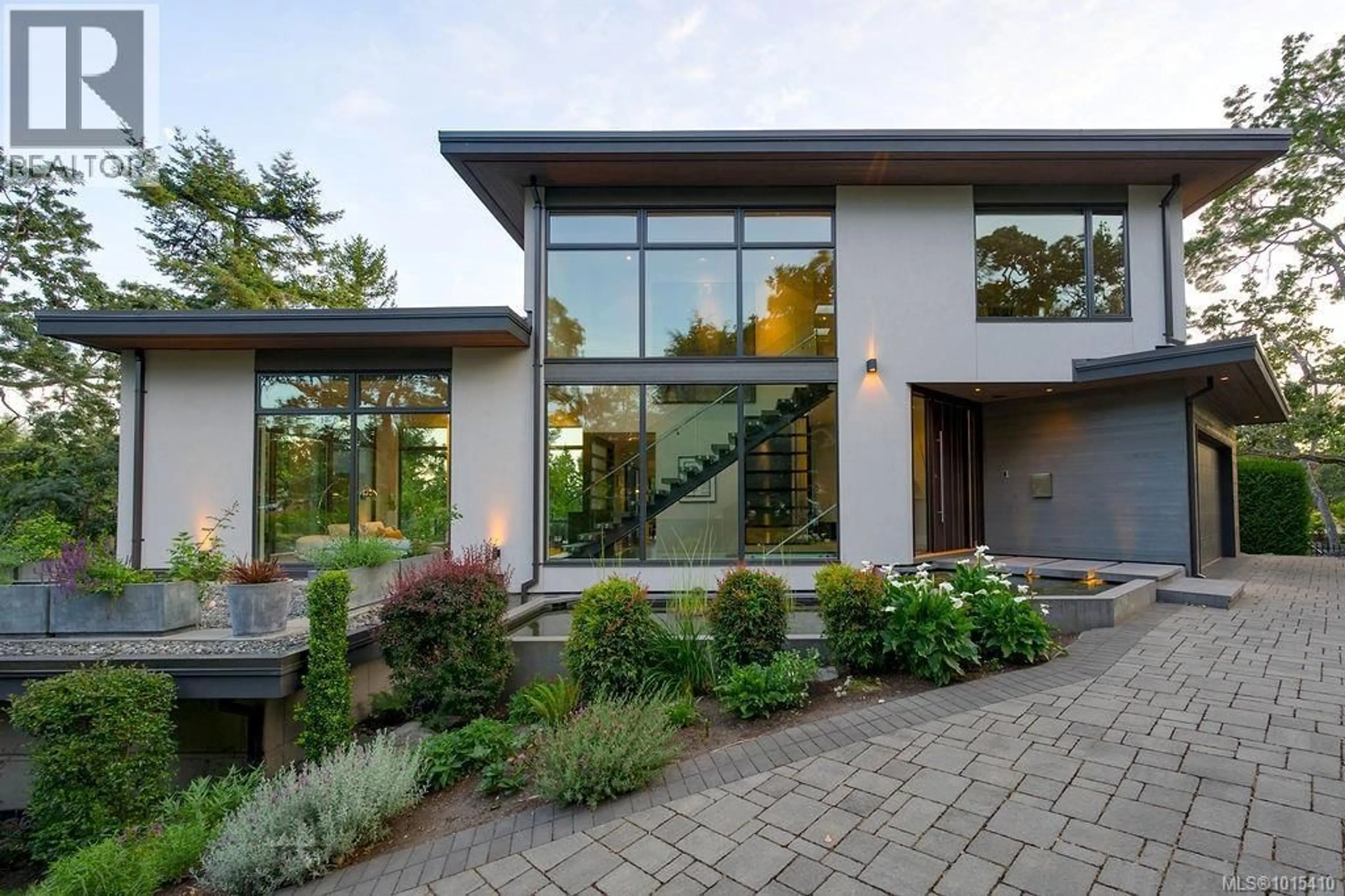 Home with brick exterior material, unknown for 3724 ARBUTUS RIDGE, Saanich British Columbia V8N6B3