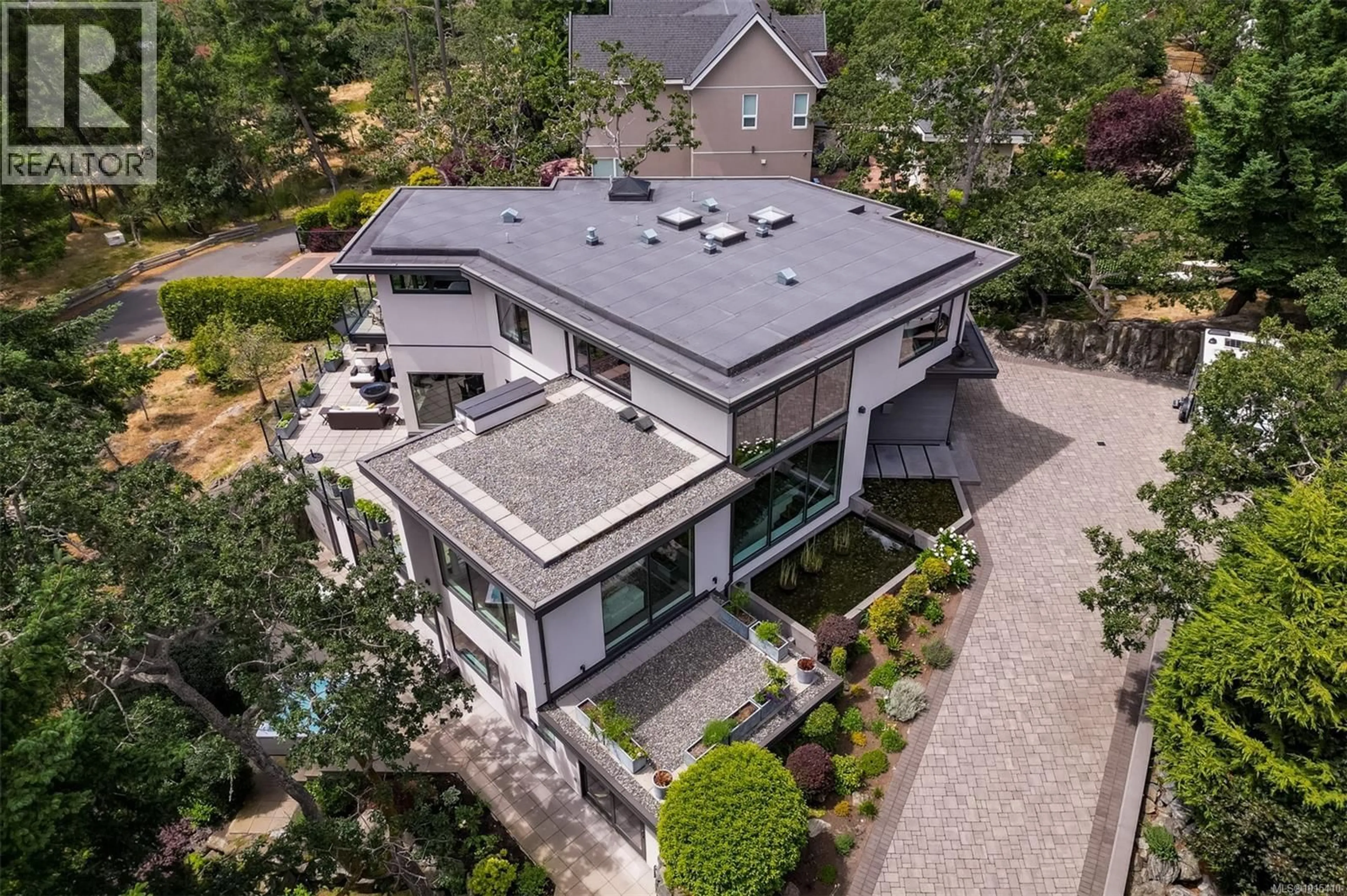 A pic from outside/outdoor area/front of a property/back of a property/a pic from drone, unknown for 3724 ARBUTUS RIDGE, Saanich British Columbia V8N6B3