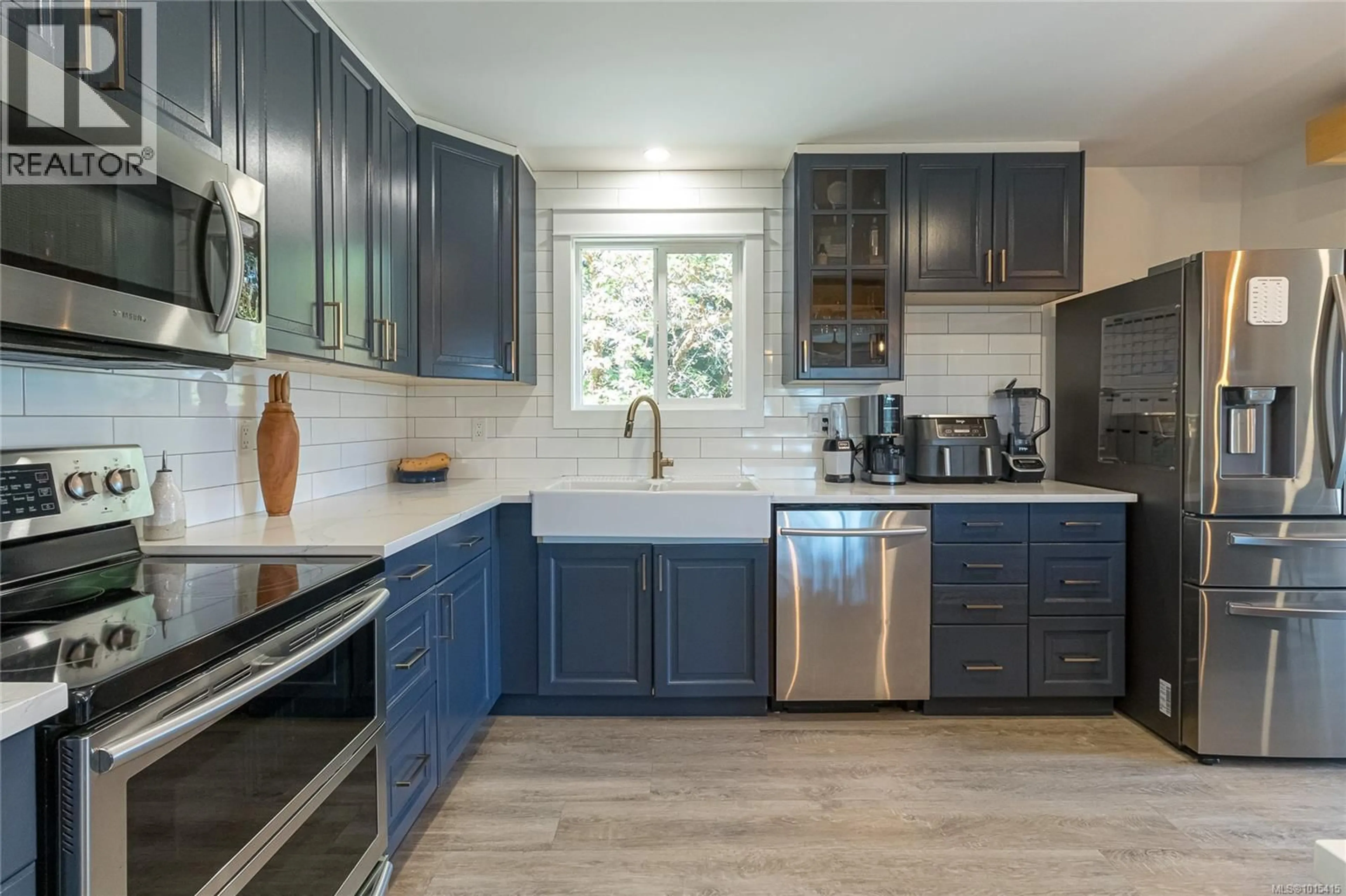 Open concept kitchen, ceramic/tile floor for 104 DOROTHY LANE, View Royal British Columbia V9B6B5
