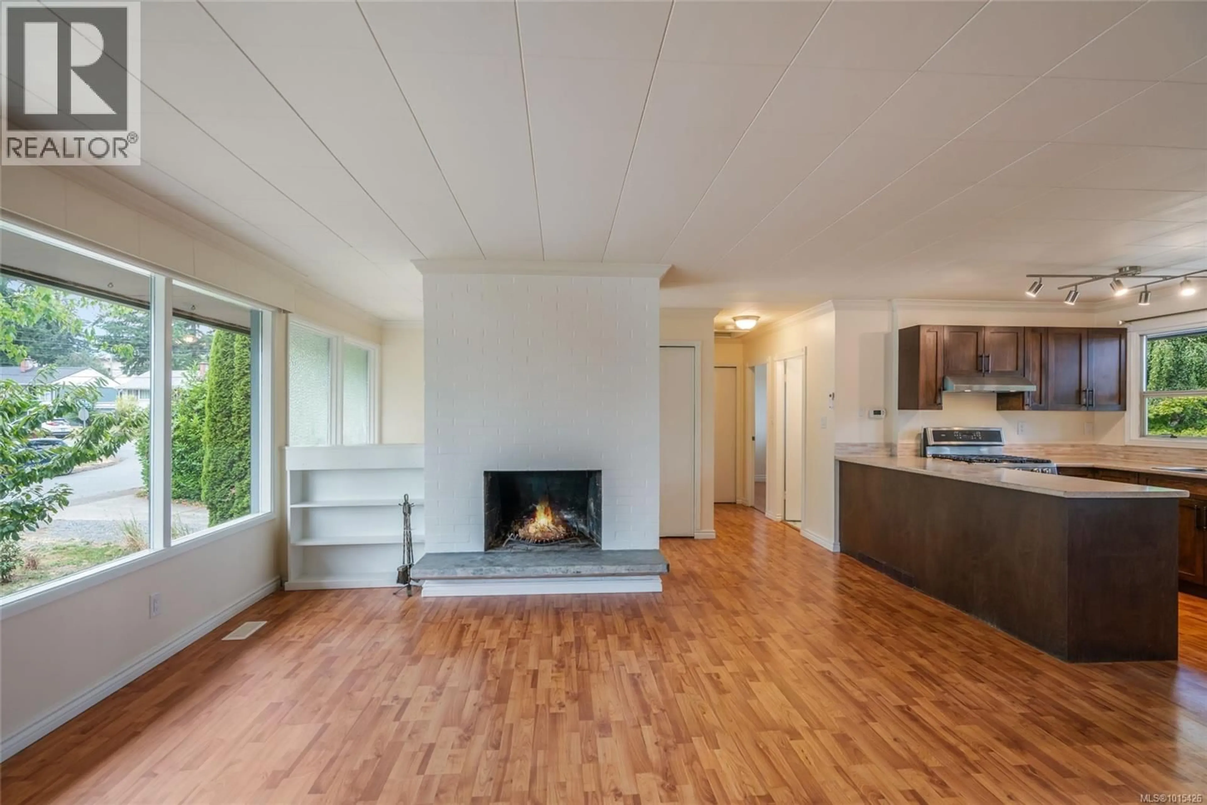 Living room with furniture, wood/laminate floor for 70 GIGGLESWICK PLACE, Nanaimo British Columbia V9S2V8