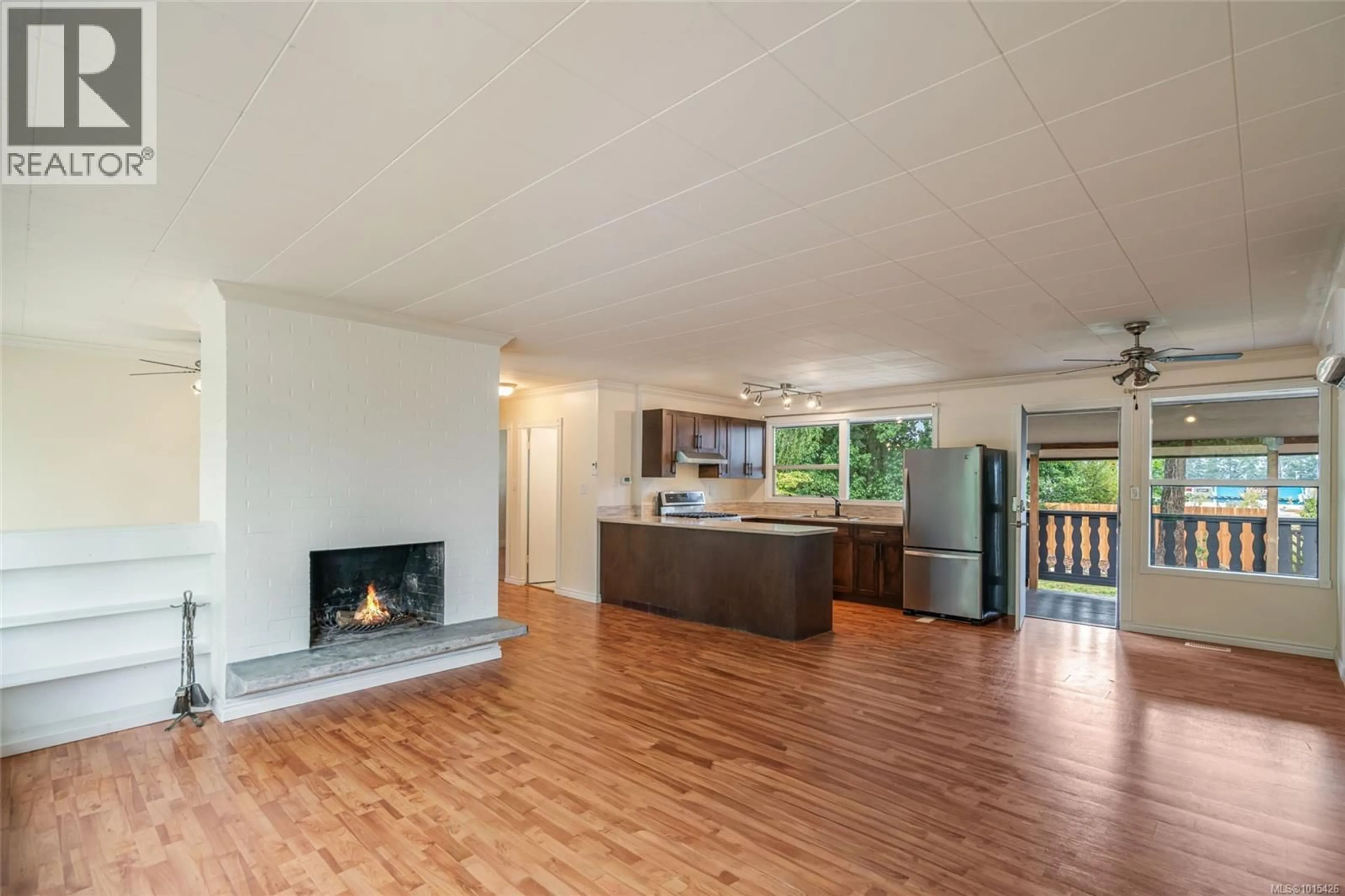 Open concept kitchen, wood/laminate floor for 70 GIGGLESWICK PLACE, Nanaimo British Columbia V9S2V8