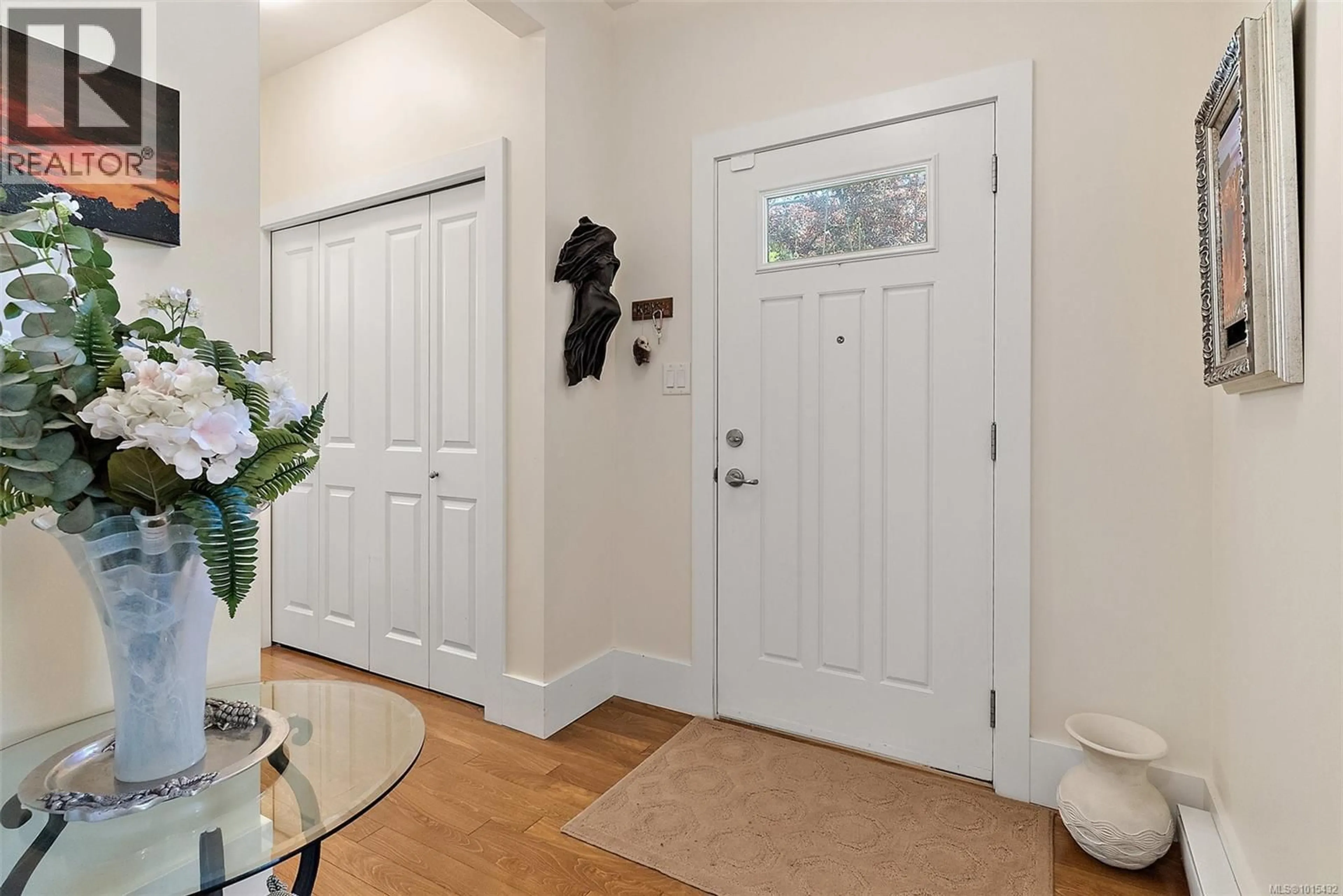Indoor entryway for 4 - 2449 MALAVIEW AVENUE, Sidney British Columbia V8L2G4