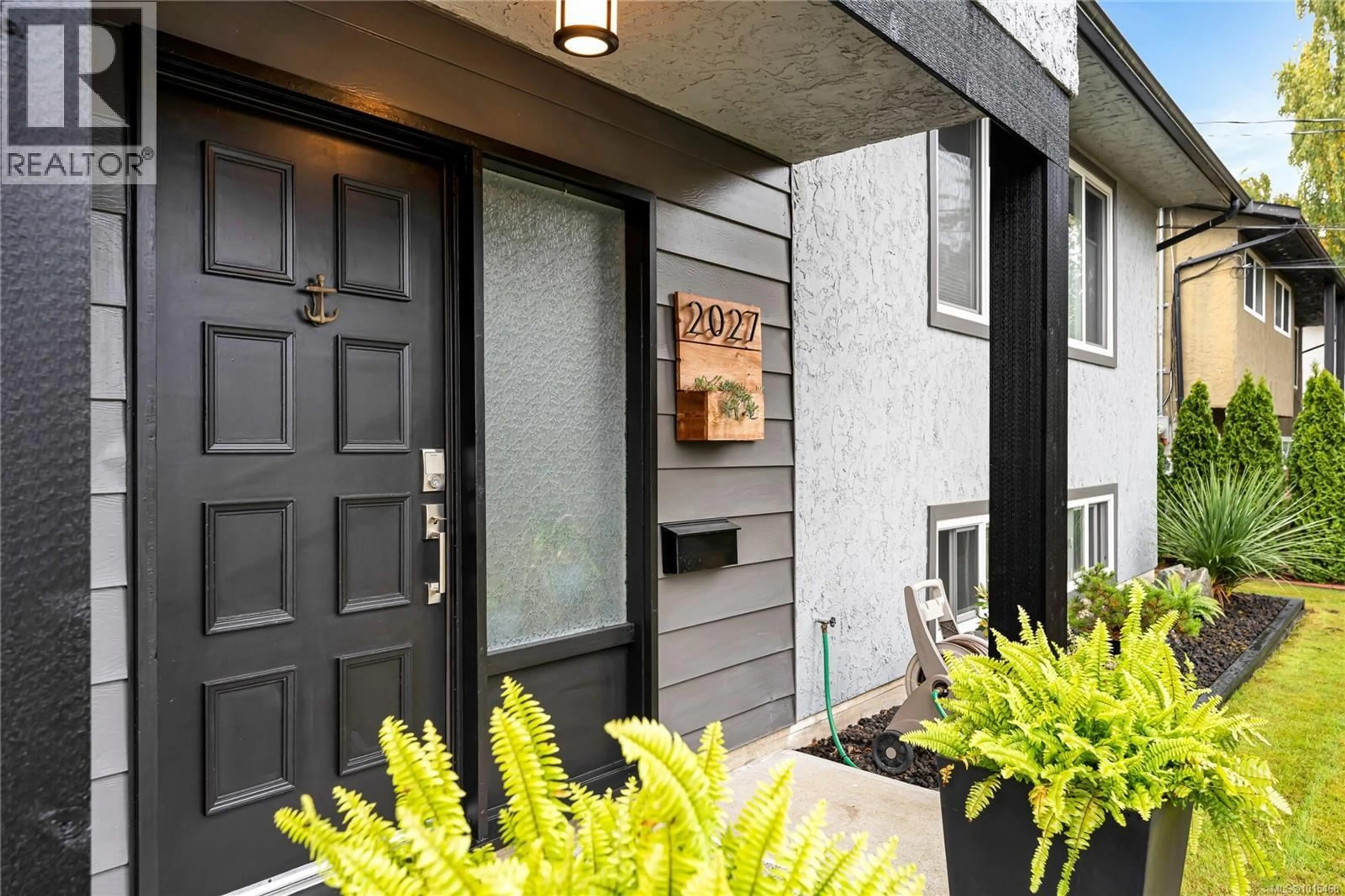 Indoor entryway for 2027 ARDWELL AVENUE, Sidney British Columbia V8L2L6