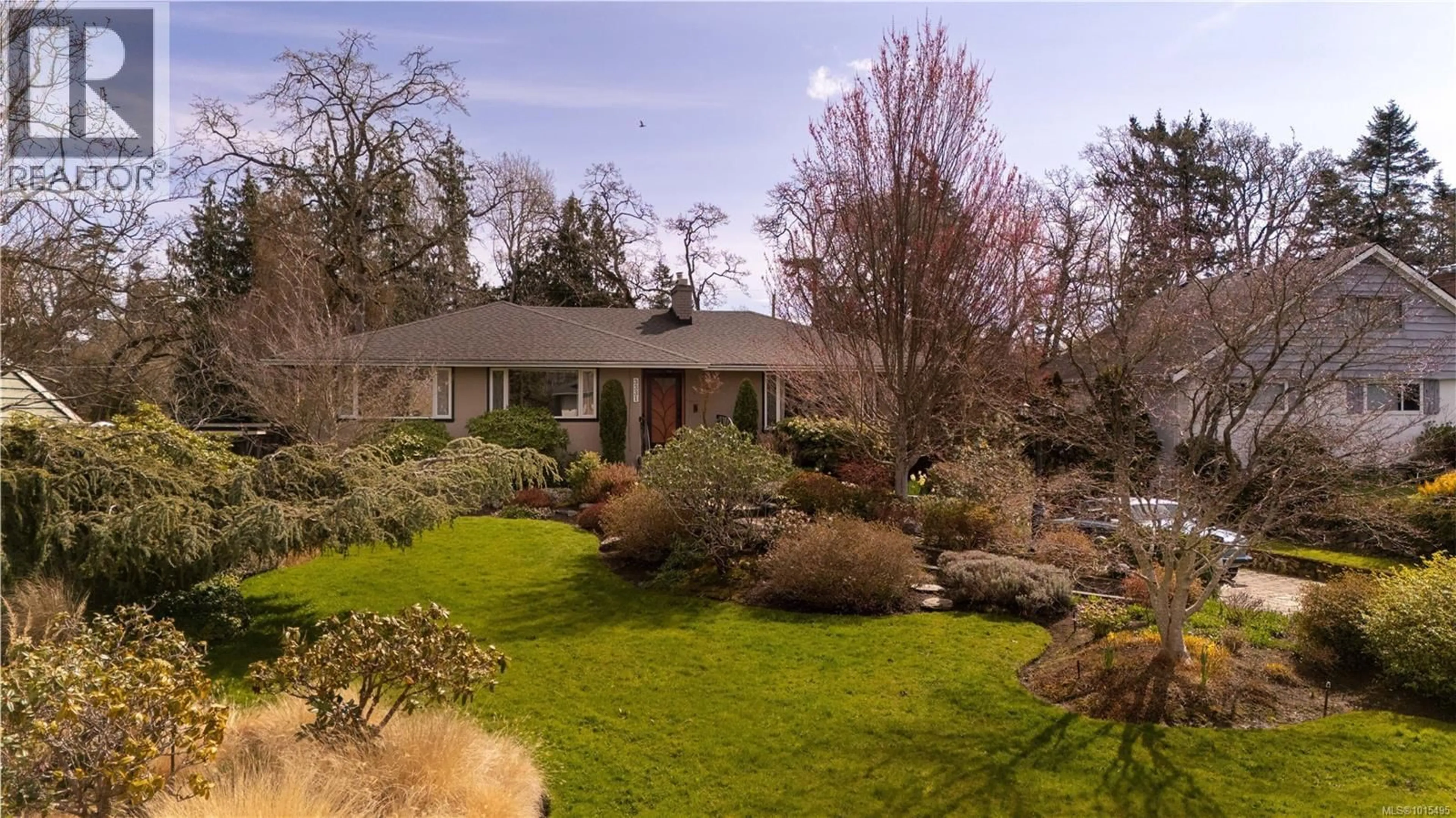 A pic from outside/outdoor area/front of a property/back of a property/a pic from drone, unknown for 3331 WOODBURN AVENUE, Oak Bay British Columbia V8P5B8
