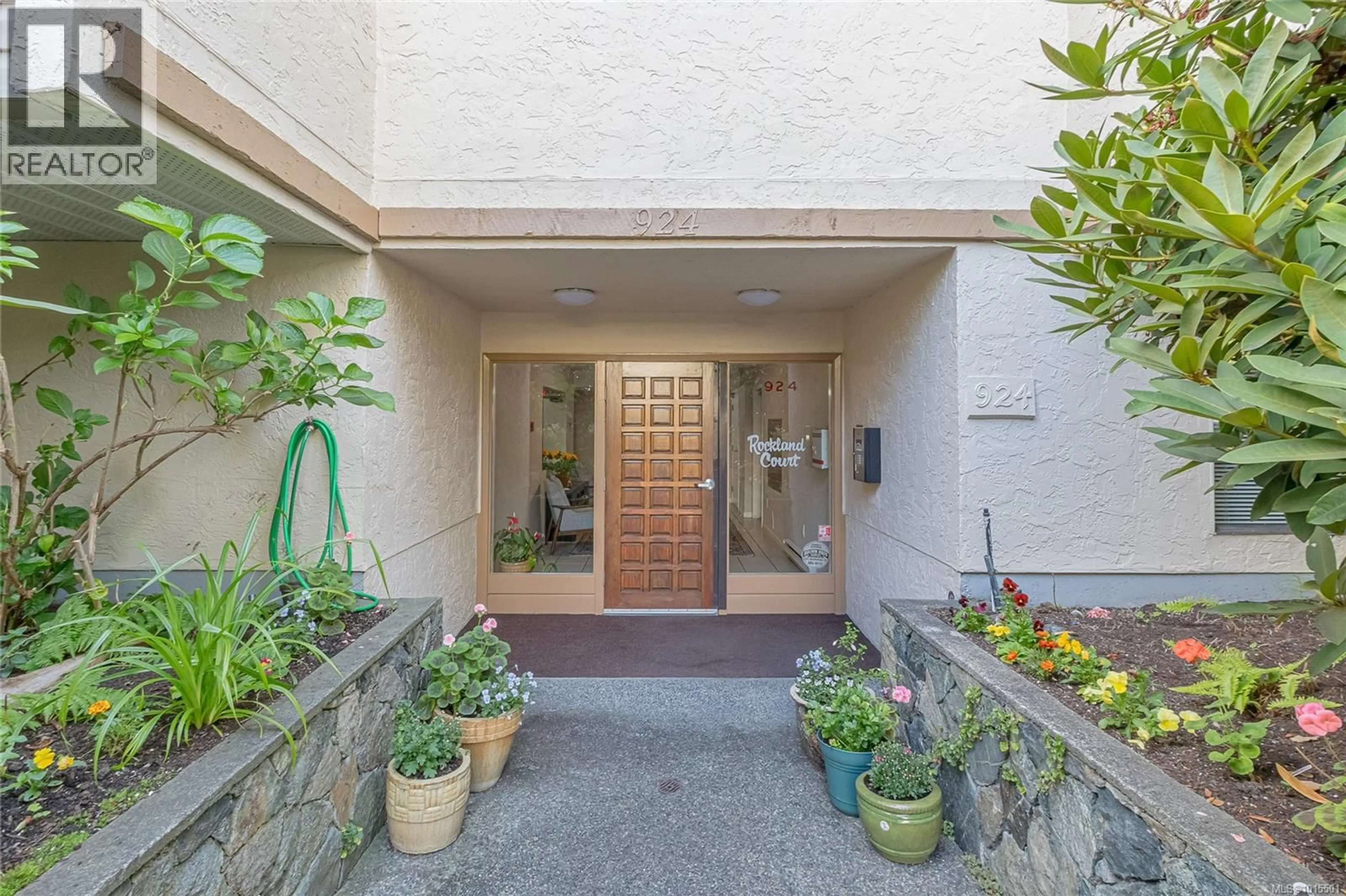Indoor entryway for 401 - 924 COOK STREET, Victoria British Columbia V8Z3Z3