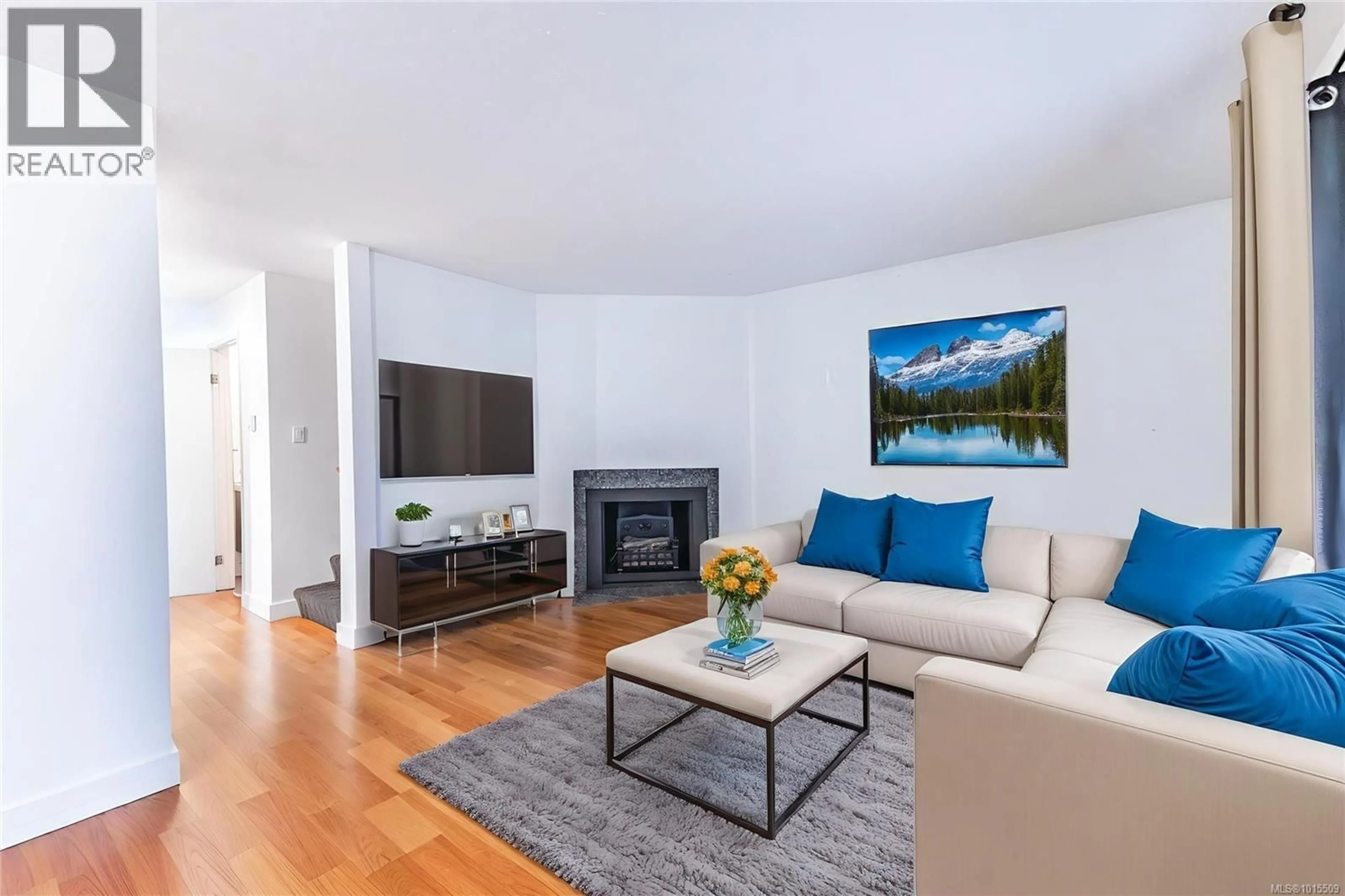 Living room with furniture, wood/laminate floor for 12 - 444 BRUCE AVENUE, Nanaimo British Columbia V9R5W5