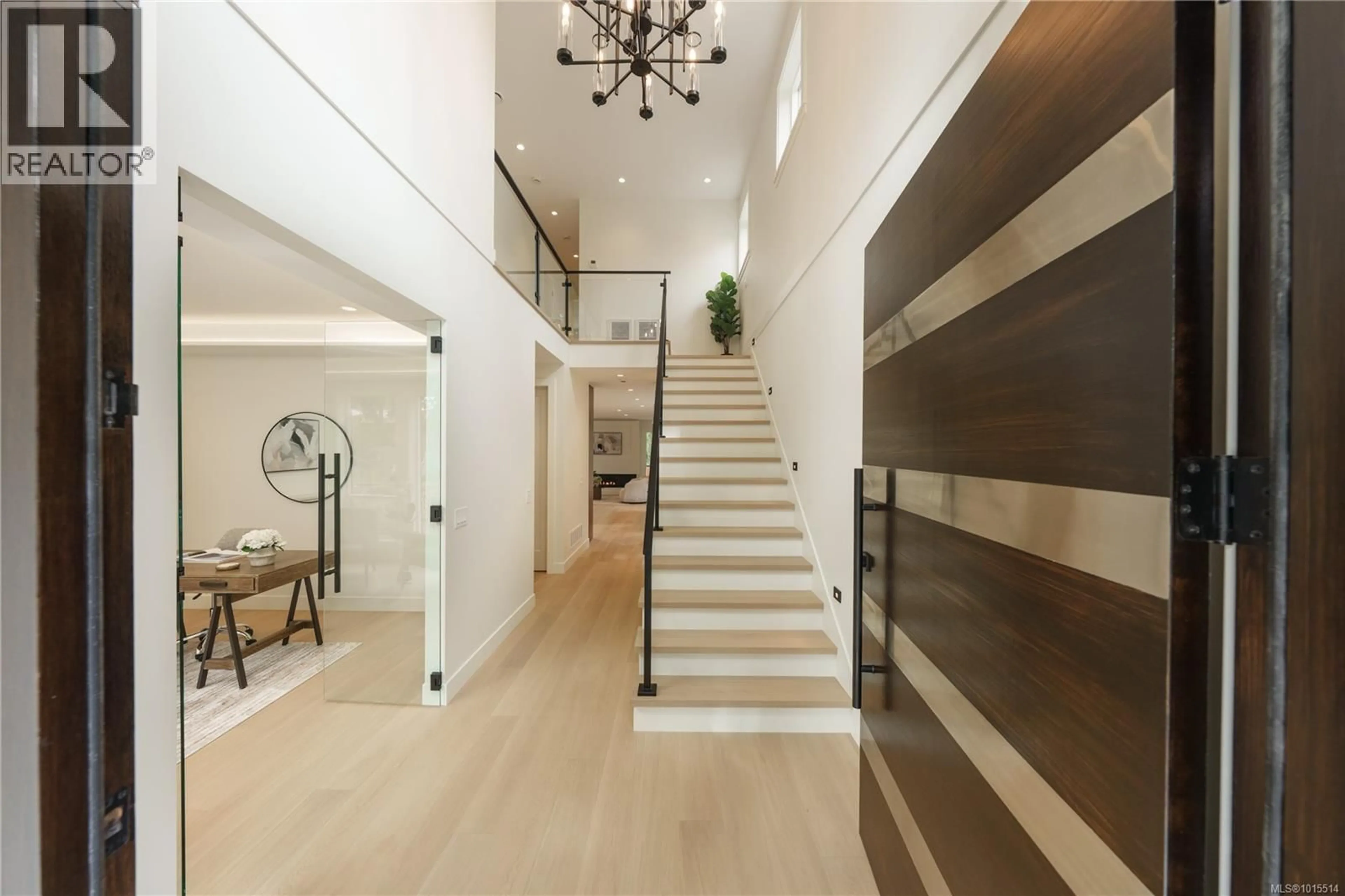 Indoor foyer for 1772 CHANDLER AVENUE, Victoria British Columbia V8S1N6