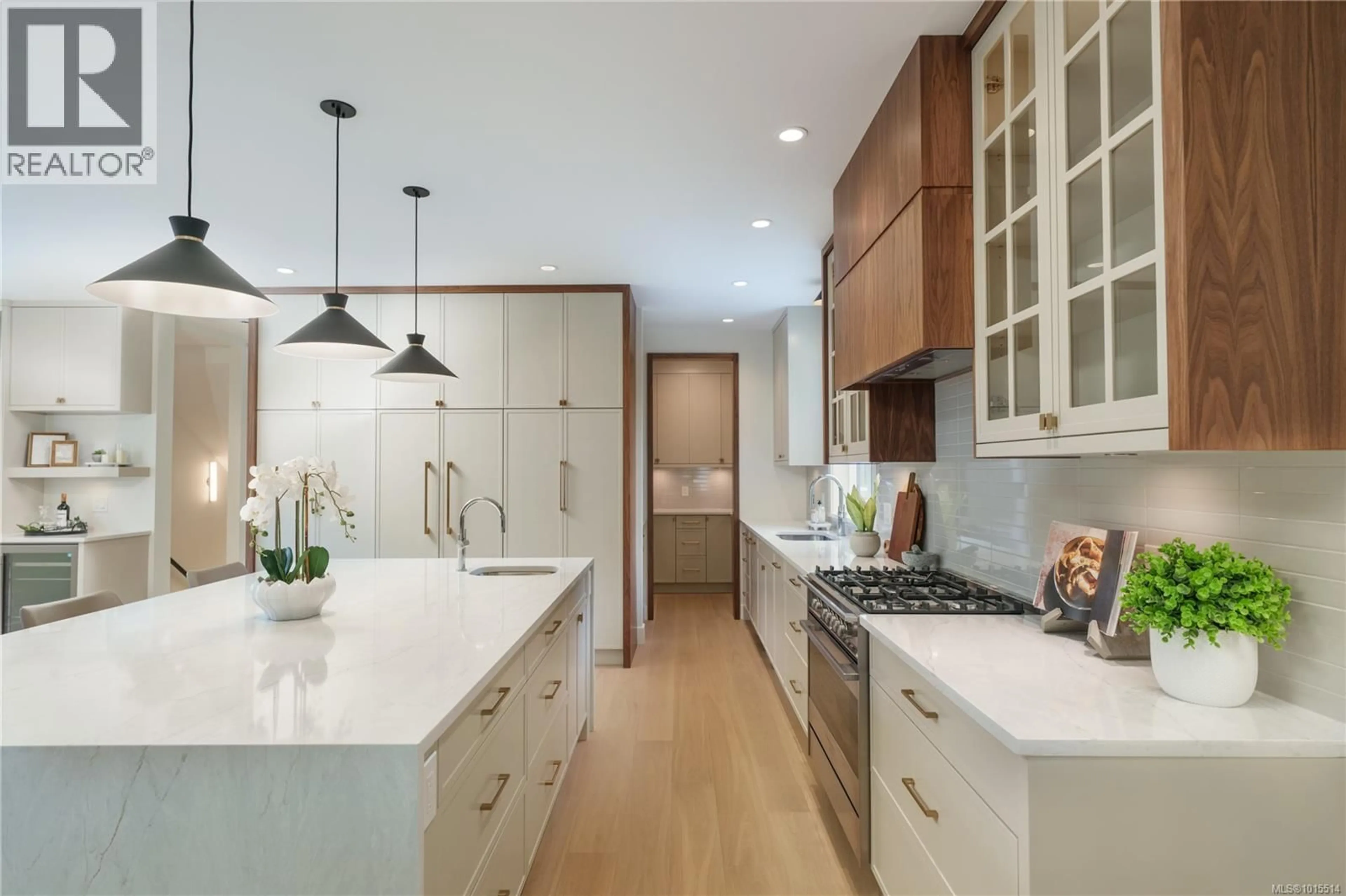 Contemporary kitchen, unknown for 1772 CHANDLER AVENUE, Victoria British Columbia V8S1N6