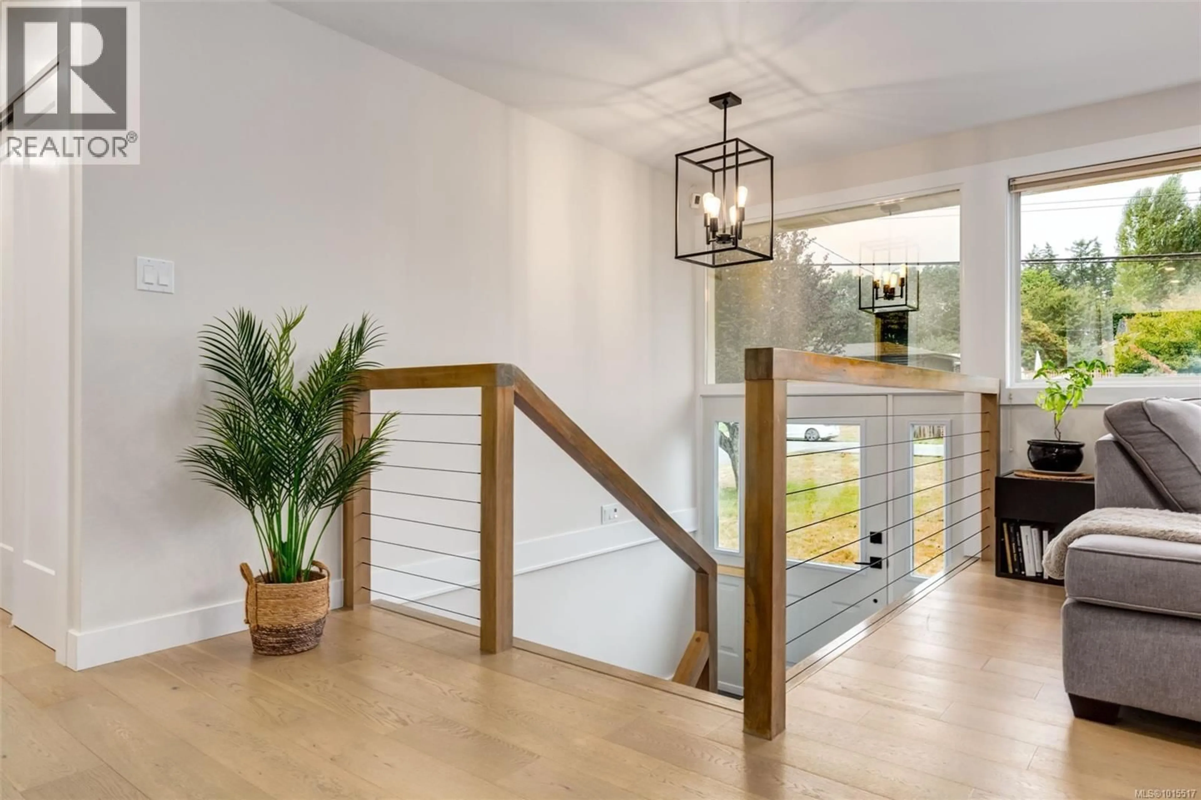 Indoor entryway for 2420 GLENAYR DRIVE, Nanaimo British Columbia V9S3R7