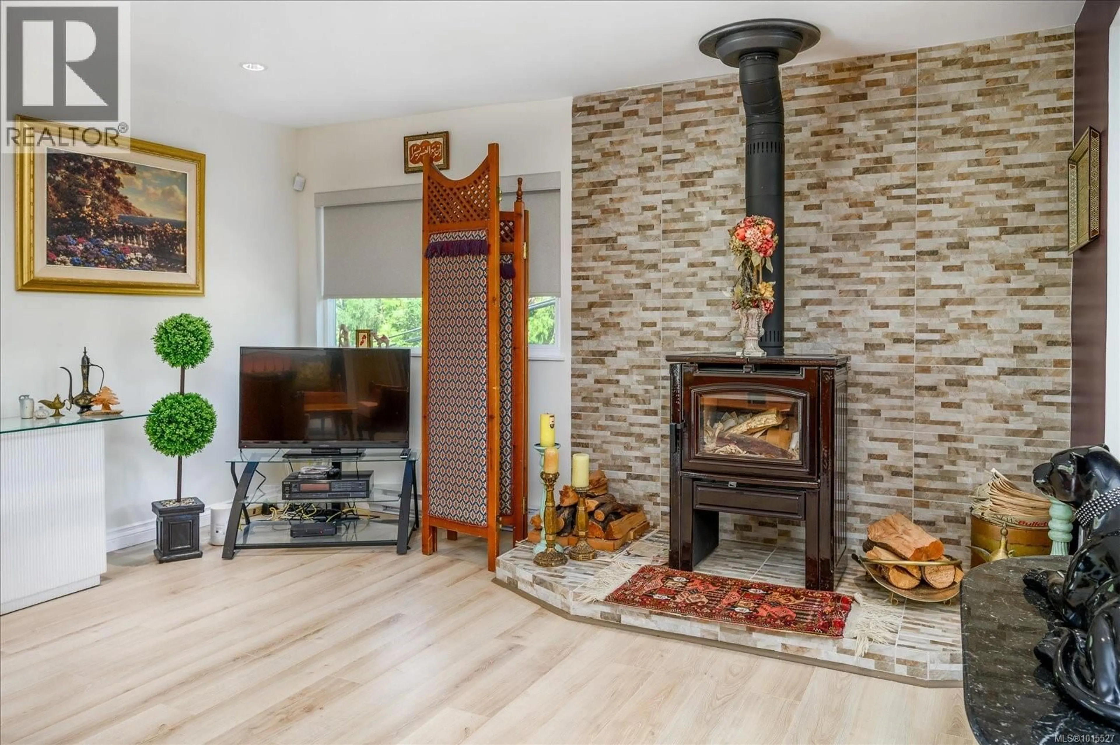 Living room with furniture, unknown for 1701 MORDEN ROAD, Nanaimo British Columbia V9X1T6