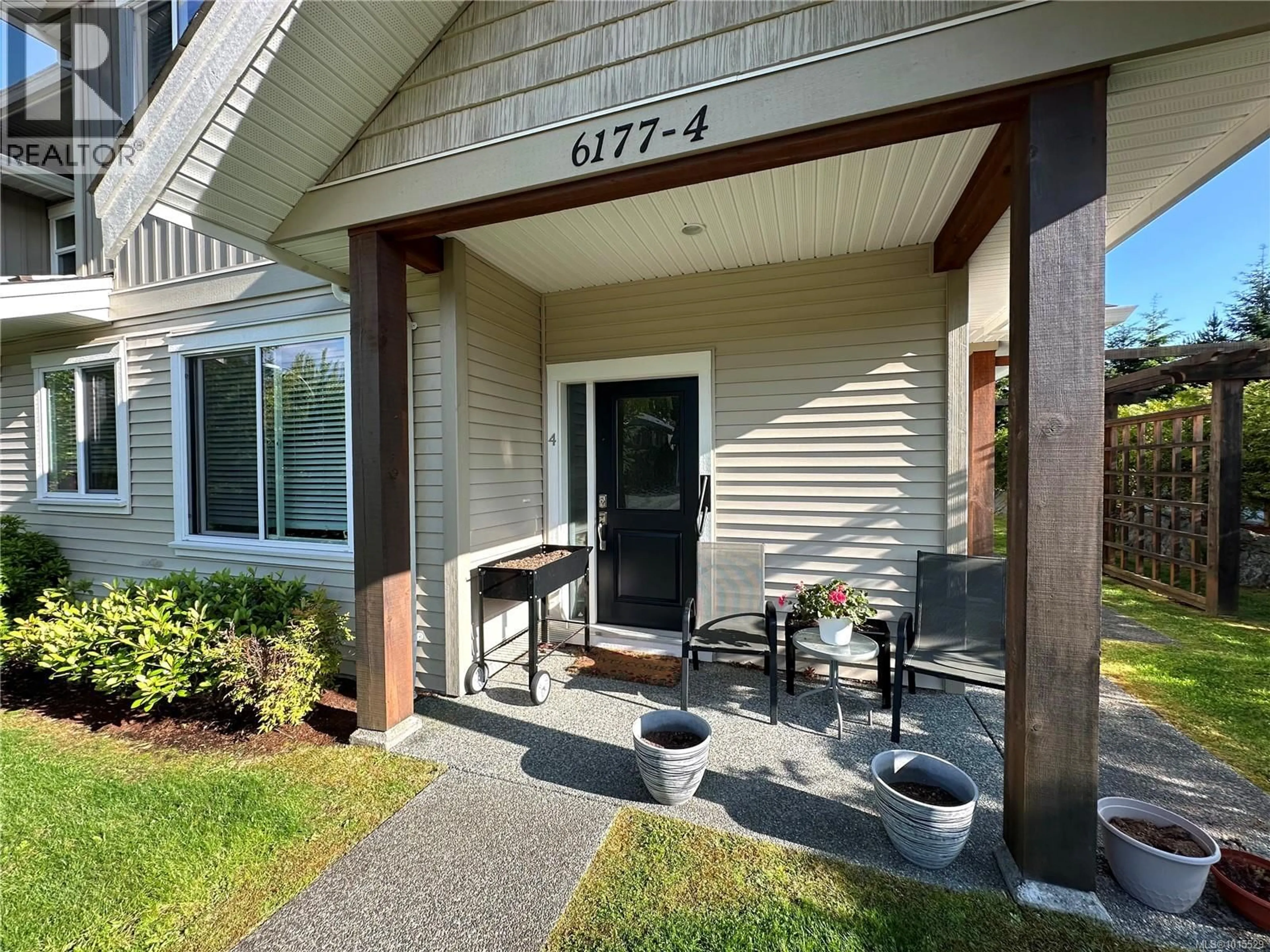 Indoor entryway for 4 - 6177 NITINAT WAY, Nanaimo British Columbia V9V0A9