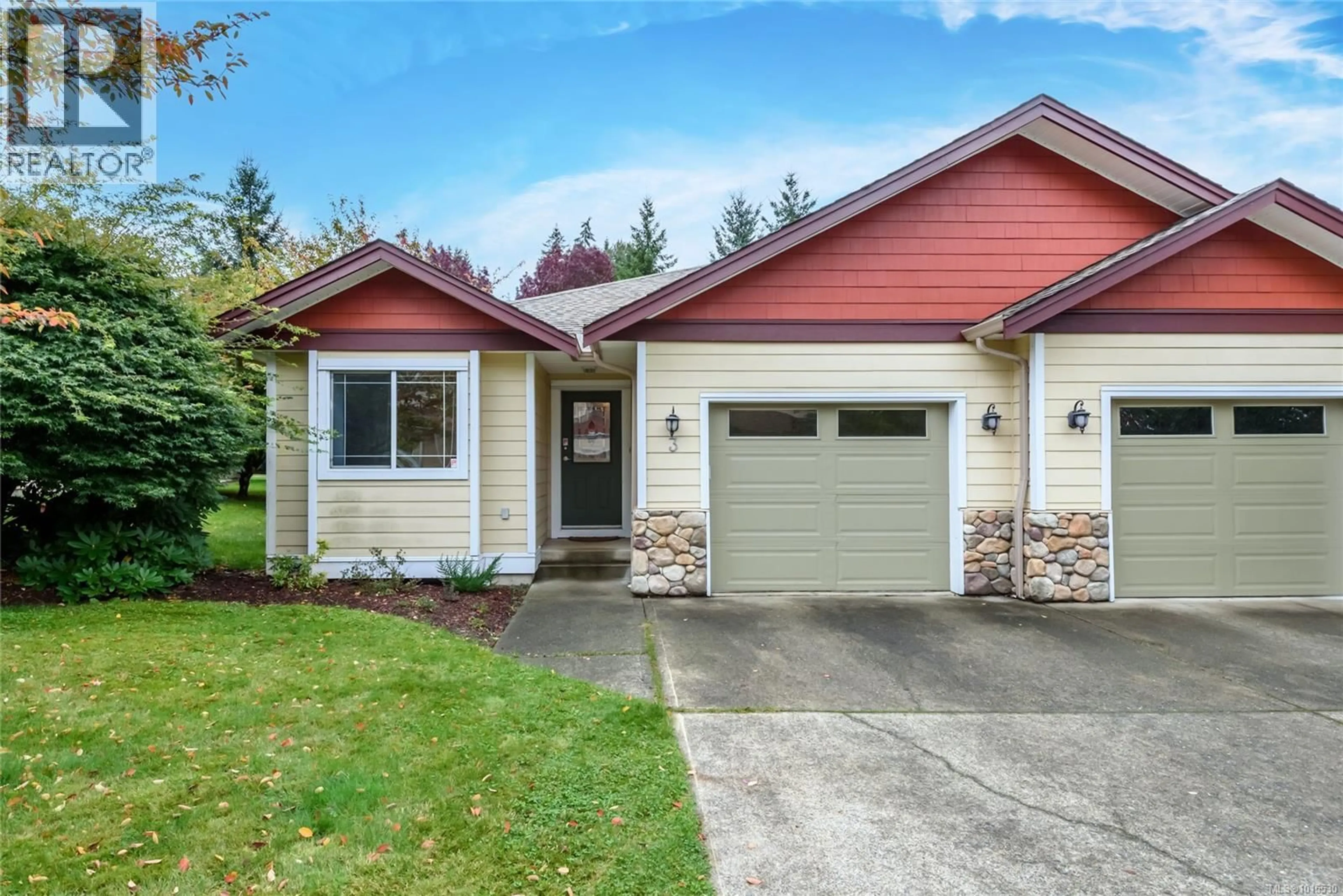 Home with vinyl exterior material, street for 3 - 2728 1ST STREET, Courtenay British Columbia V9N4A4