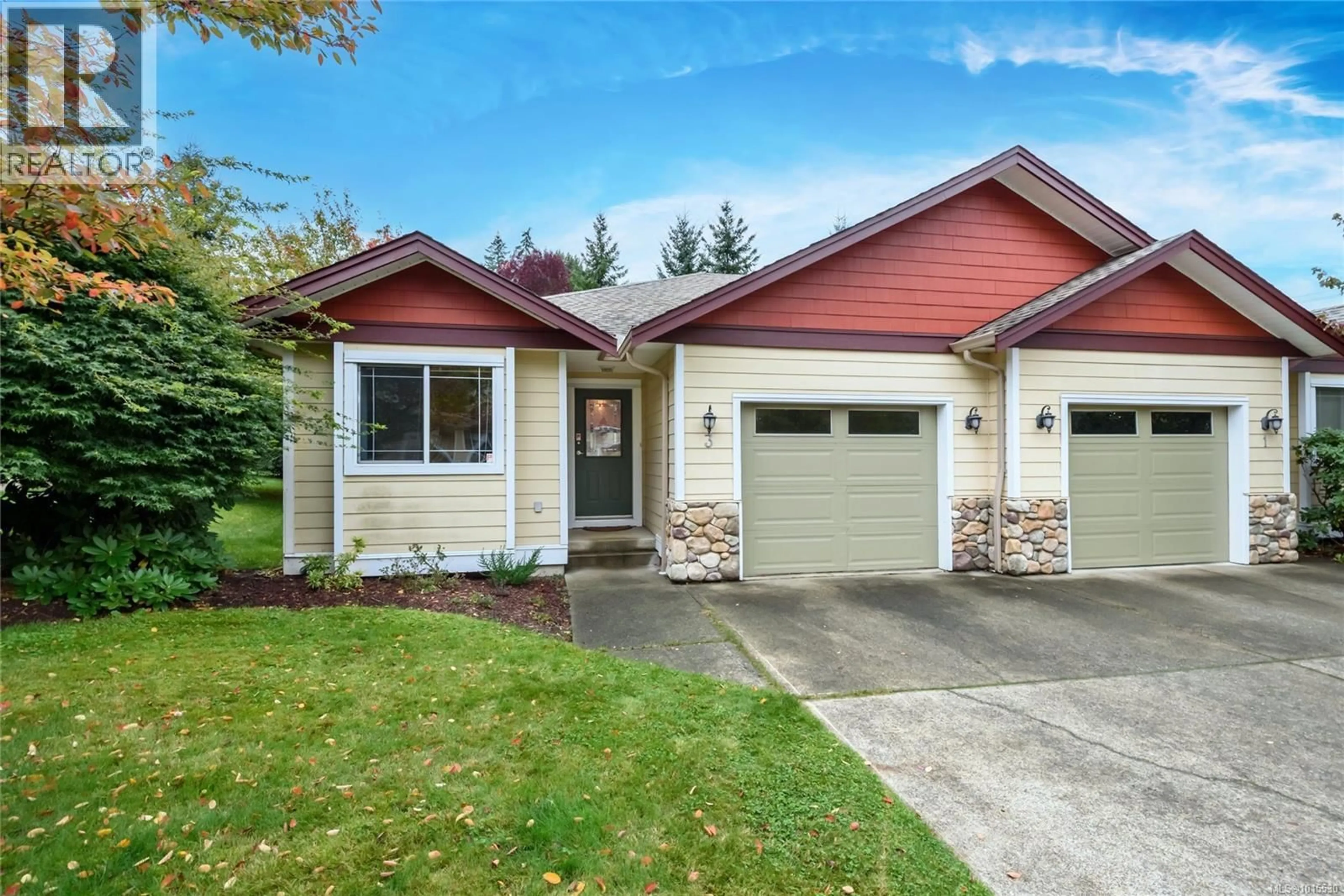 Home with vinyl exterior material, street for 3 - 2728 1ST STREET, Courtenay British Columbia V9N4A4
