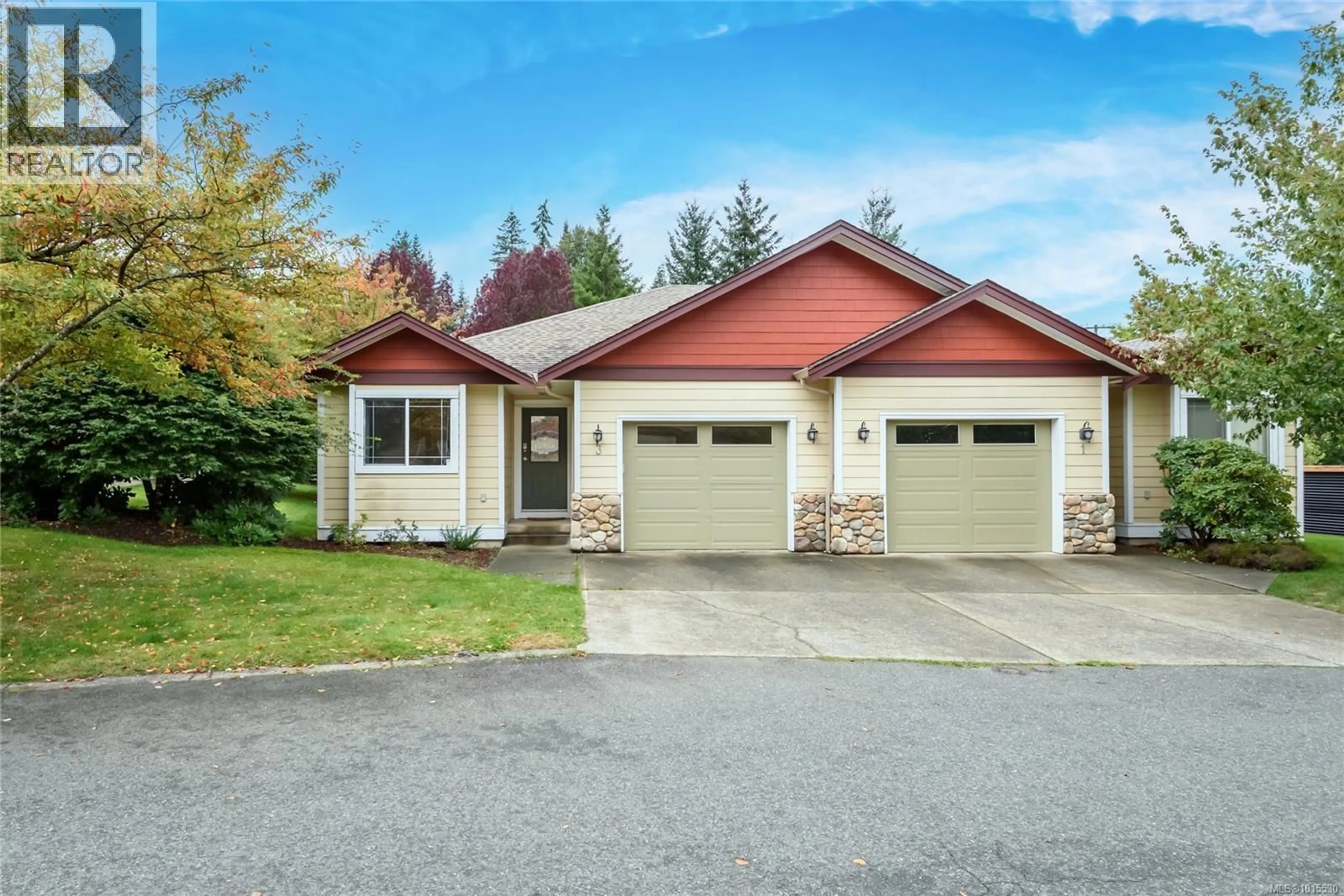 Home with vinyl exterior material, street for 3 - 2728 1ST STREET, Courtenay British Columbia V9N4A4