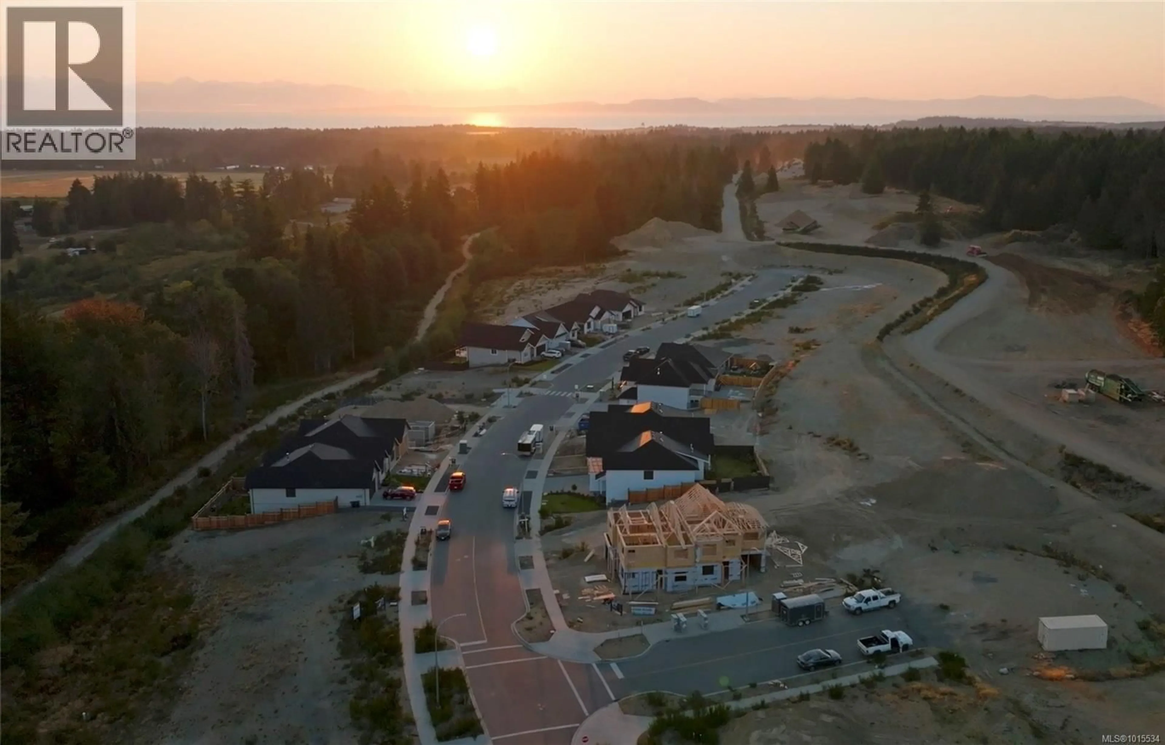 A pic from outside/outdoor area/front of a property/back of a property/a pic from drone, mountain view for 695 WESTMINSTER BOULEVARD, Courtenay British Columbia V9N0E1