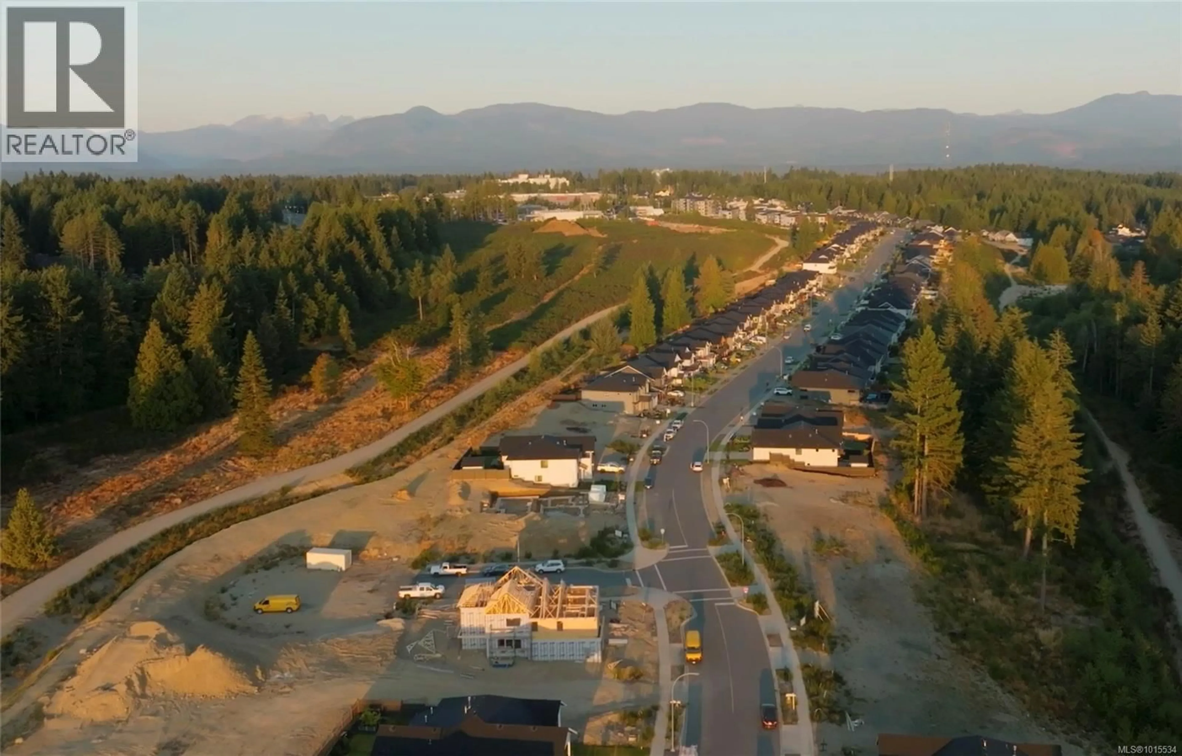 A pic from outside/outdoor area/front of a property/back of a property/a pic from drone, mountain view for 695 WESTMINSTER BOULEVARD, Courtenay British Columbia V9N0E1