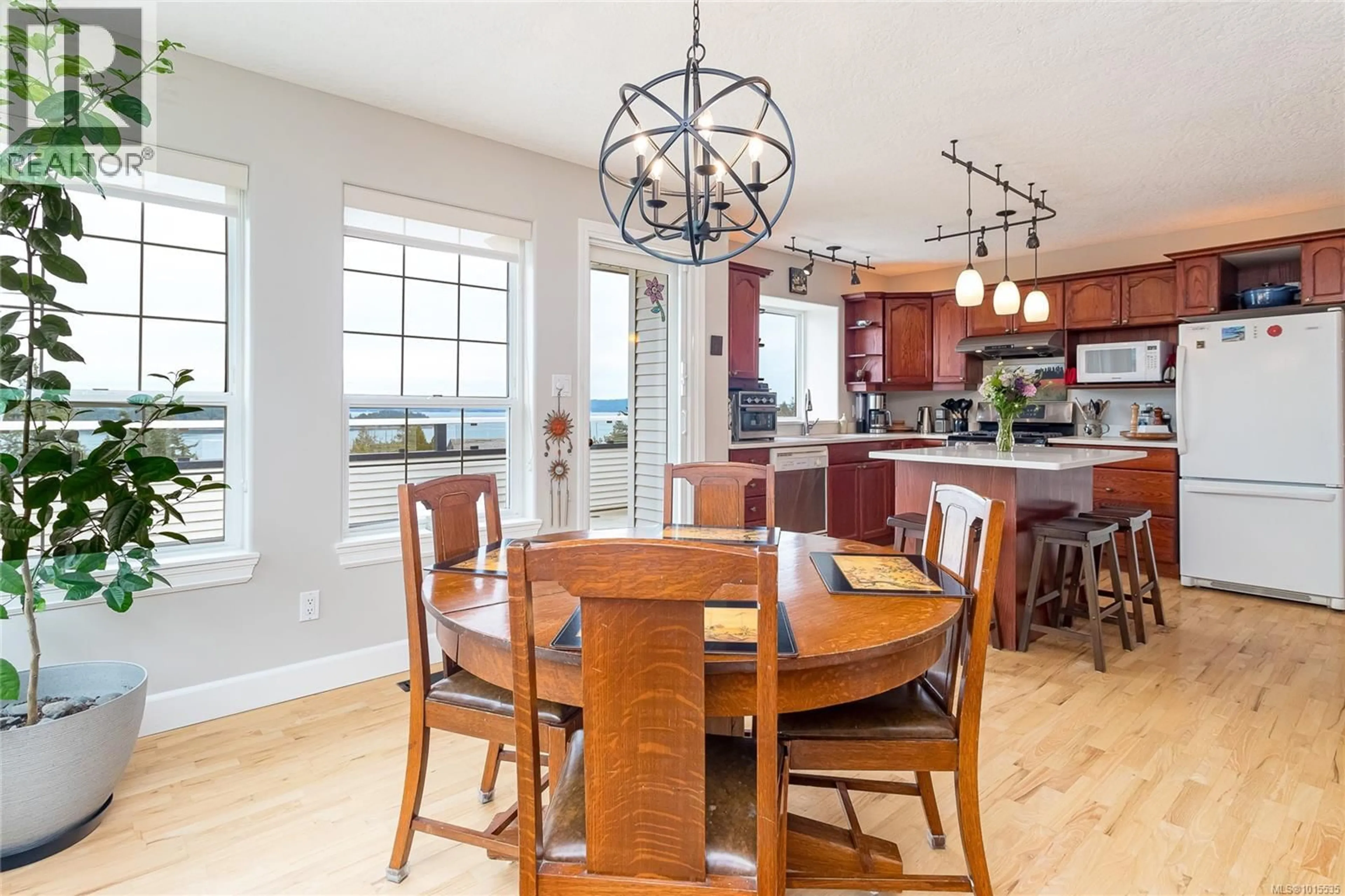 Open concept kitchen, wood/laminate floor for 520 LOUISE ROAD, Ladysmith British Columbia V9G1W4