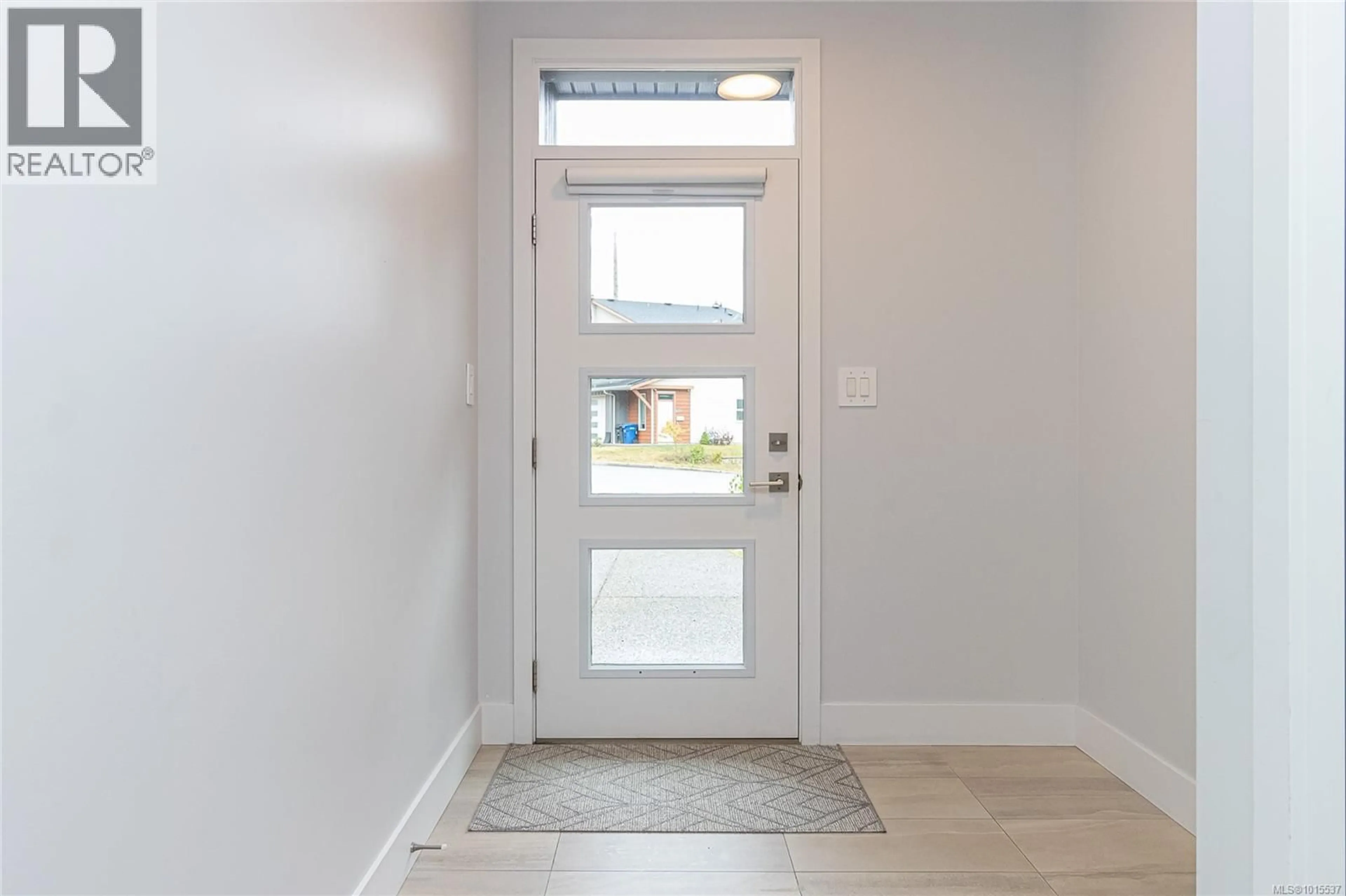 Indoor entryway for 370 VIENNA PLACE, Nanaimo British Columbia V9R0K6