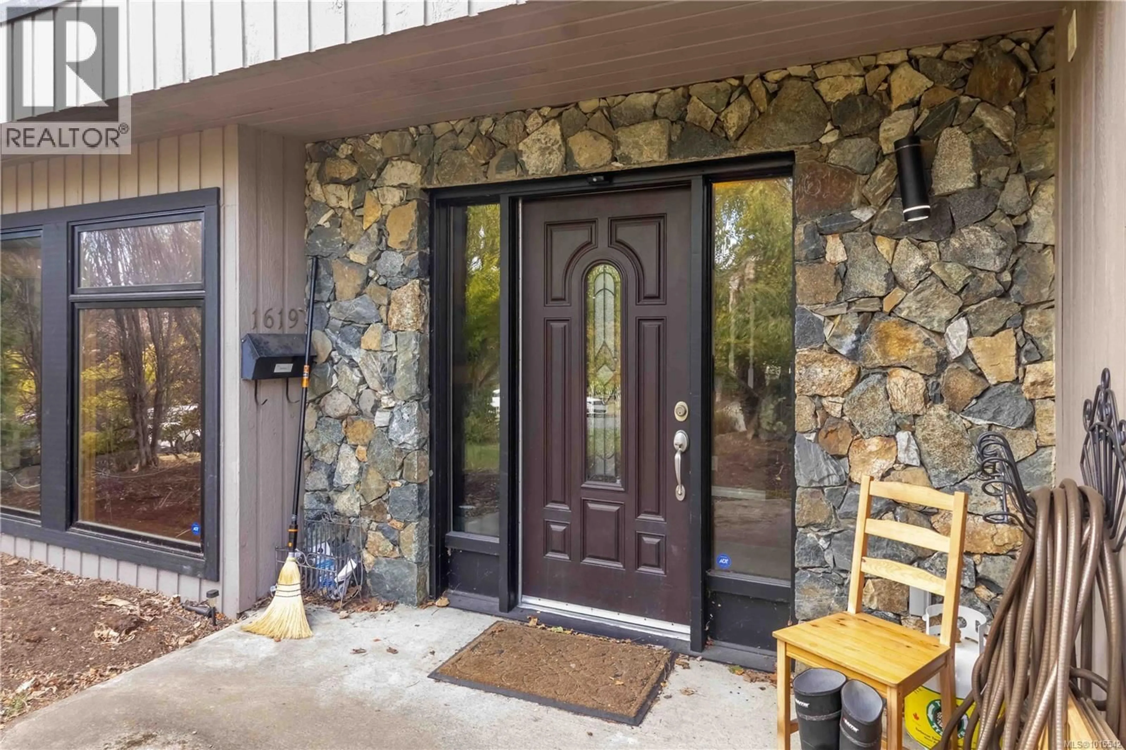 Indoor entryway for 1619 BARKSDALE DRIVE, Saanich British Columbia V8N5A8