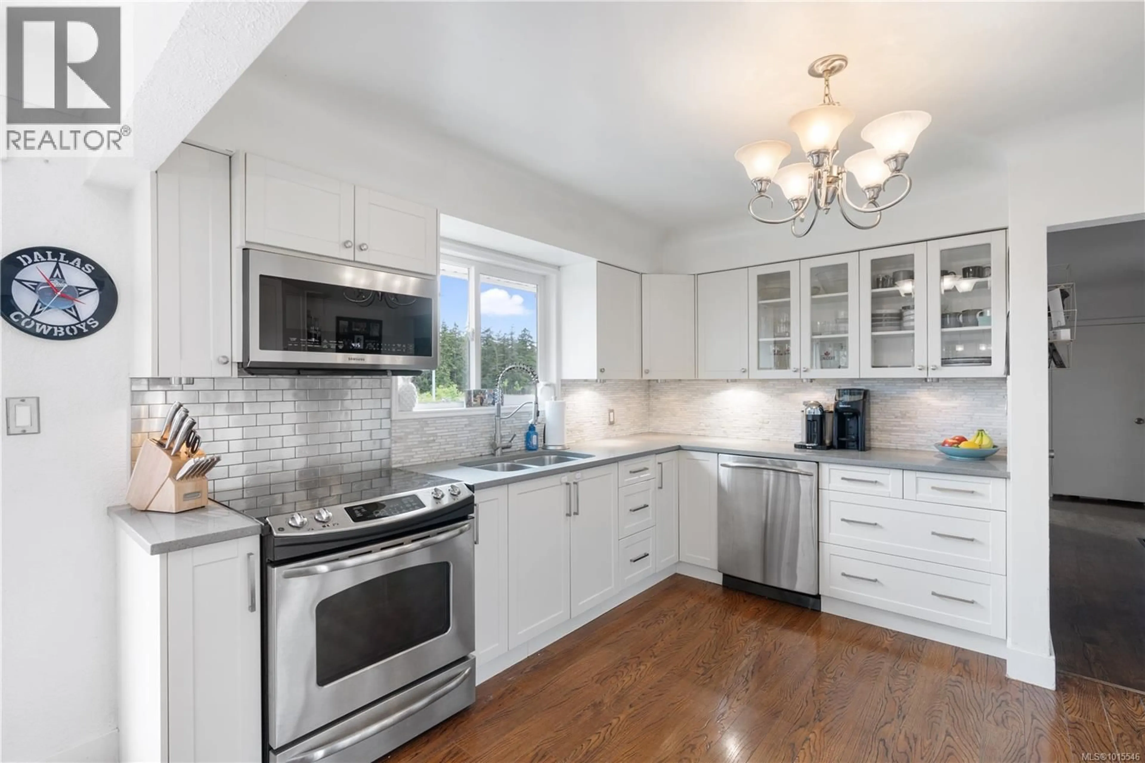 Open concept kitchen, ceramic/tile floor for 3235 ADMIRALS ROAD, Saanich British Columbia V8Z4N4