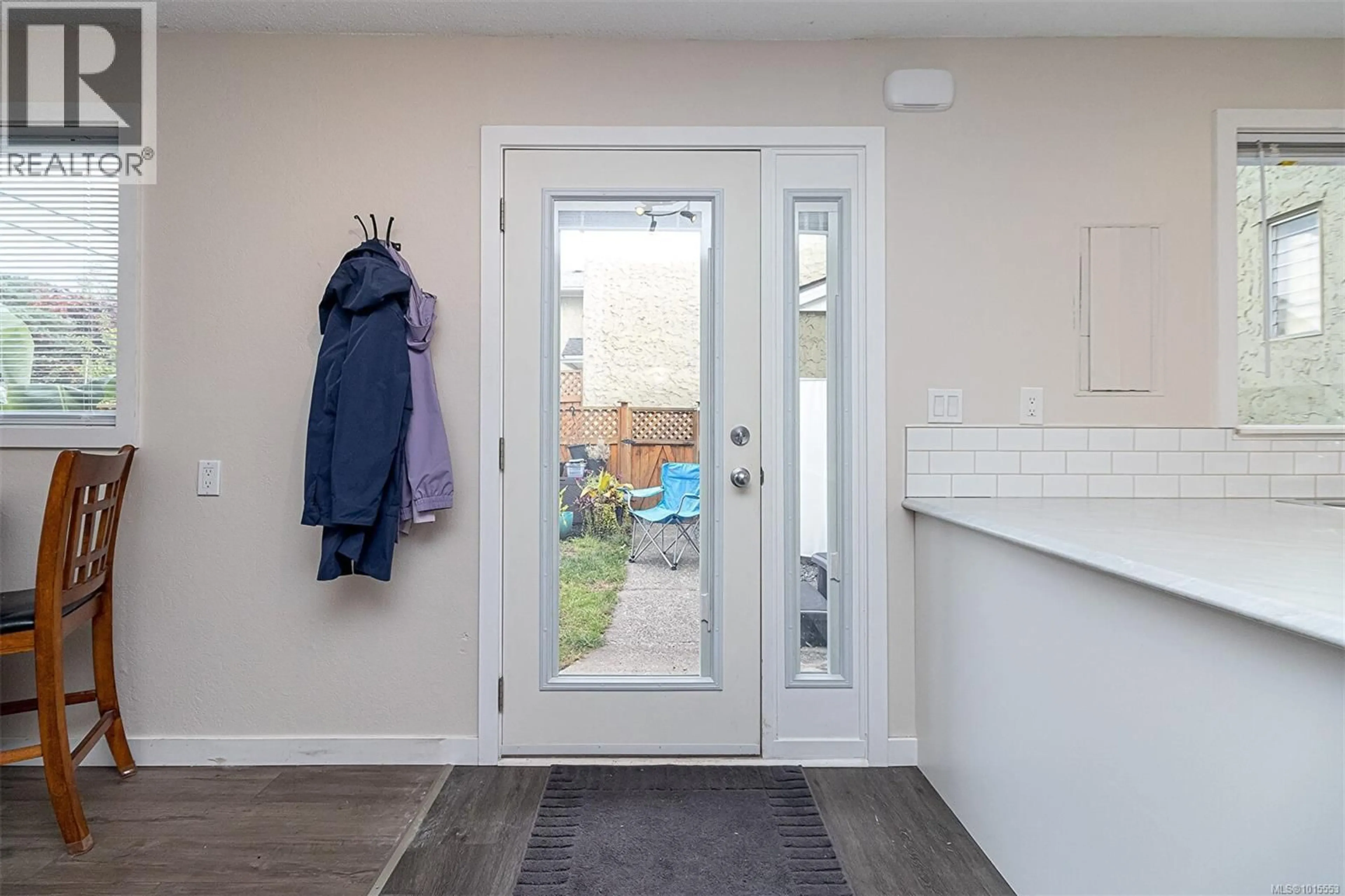 Indoor entryway for 32 - 10070 FIFTH STREET, Sidney British Columbia V8L2X9