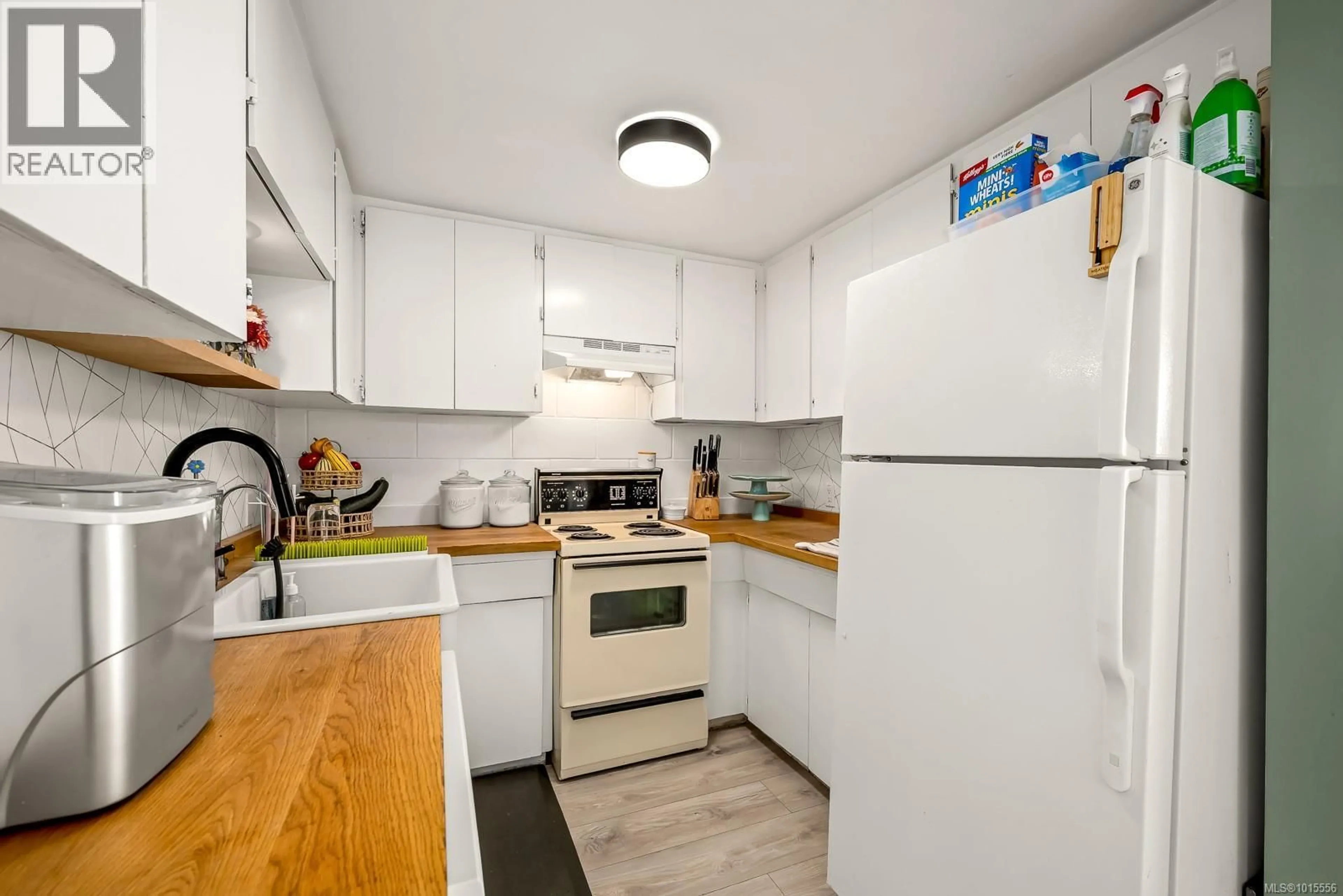 Standard kitchen, unknown for ENGLAND AVENUE, Courtenay British Columbia V9N2P7