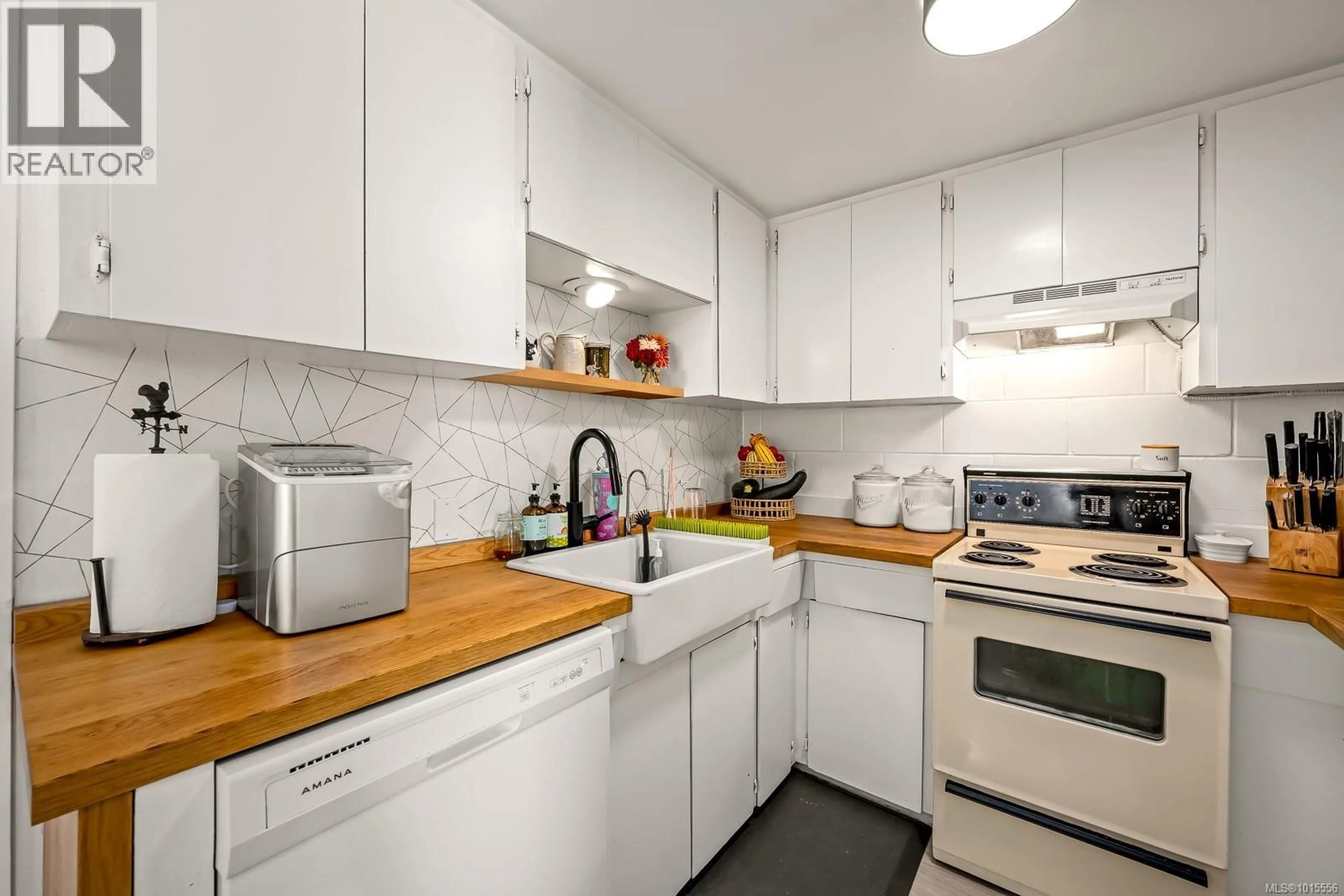 Standard kitchen, unknown for ENGLAND AVENUE, Courtenay British Columbia V9N2P7