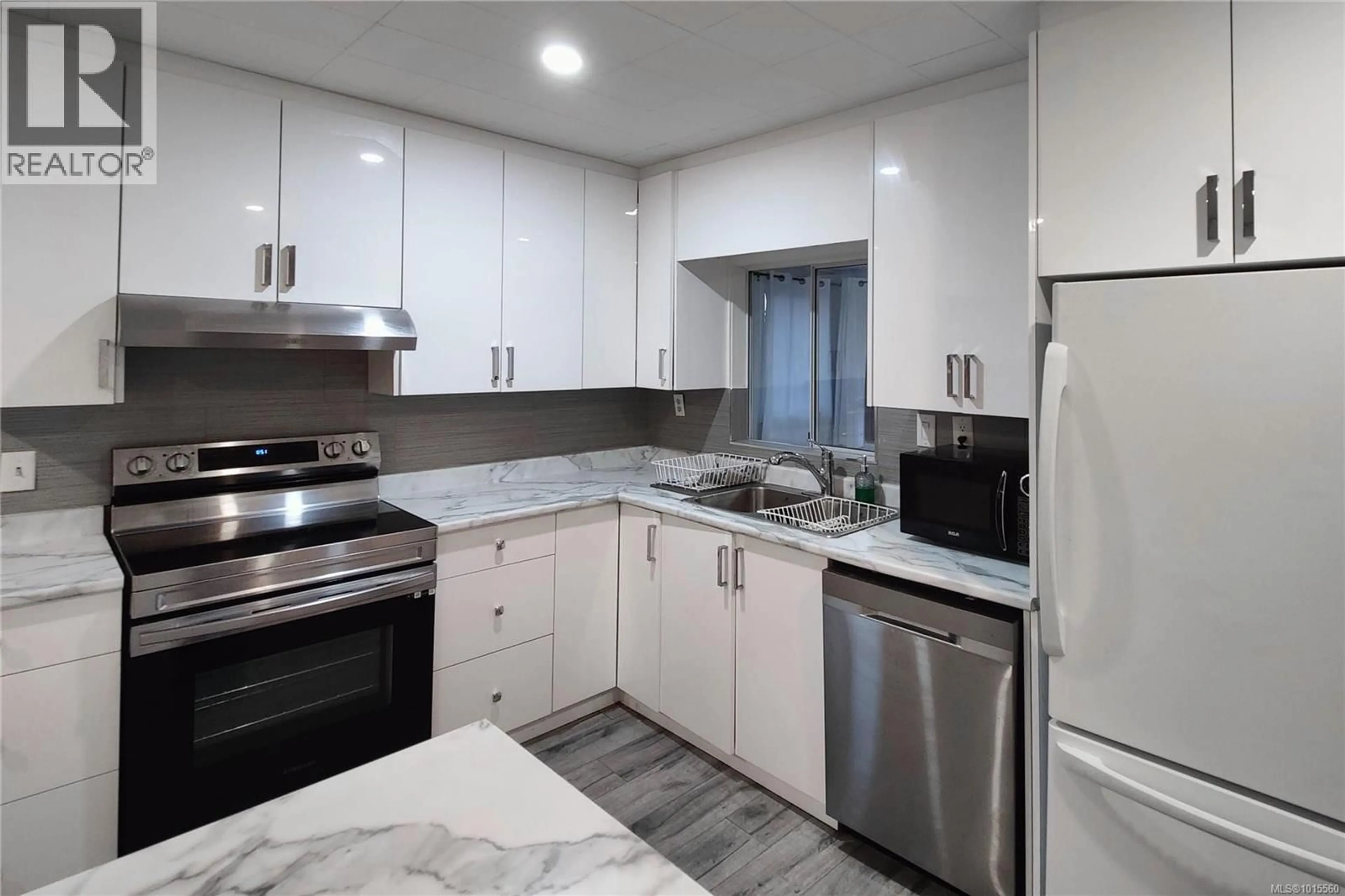 Standard kitchen, ceramic/tile floor for 18 GILLESPIE STREET SOUTH, Nanaimo British Columbia V9R4Y3