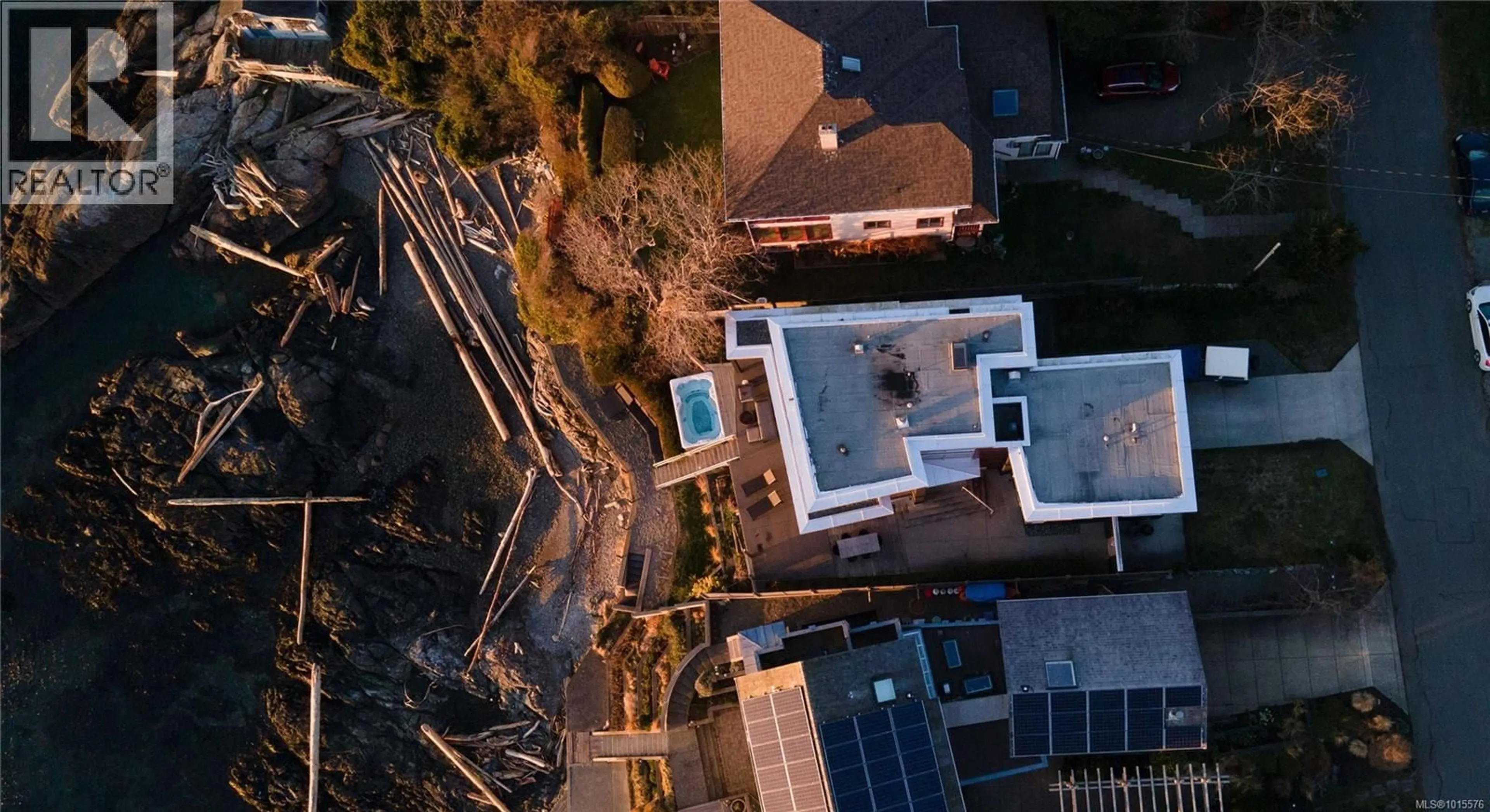A pic from outside/outdoor area/front of a property/back of a property/a pic from drone, city buildings view from balcony for 2086 MARNE STREET, Oak Bay British Columbia V8S4J8