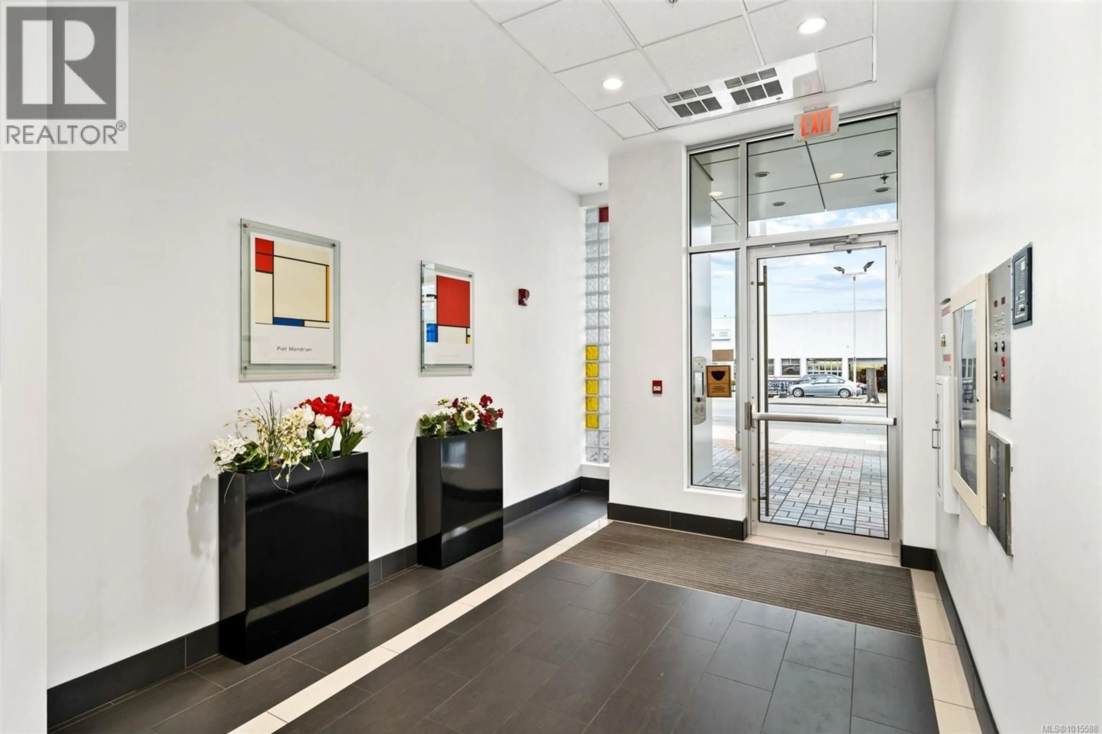 Indoor foyer for 904 - 1090 JOHNSON STREET, Victoria British Columbia V8V0B3