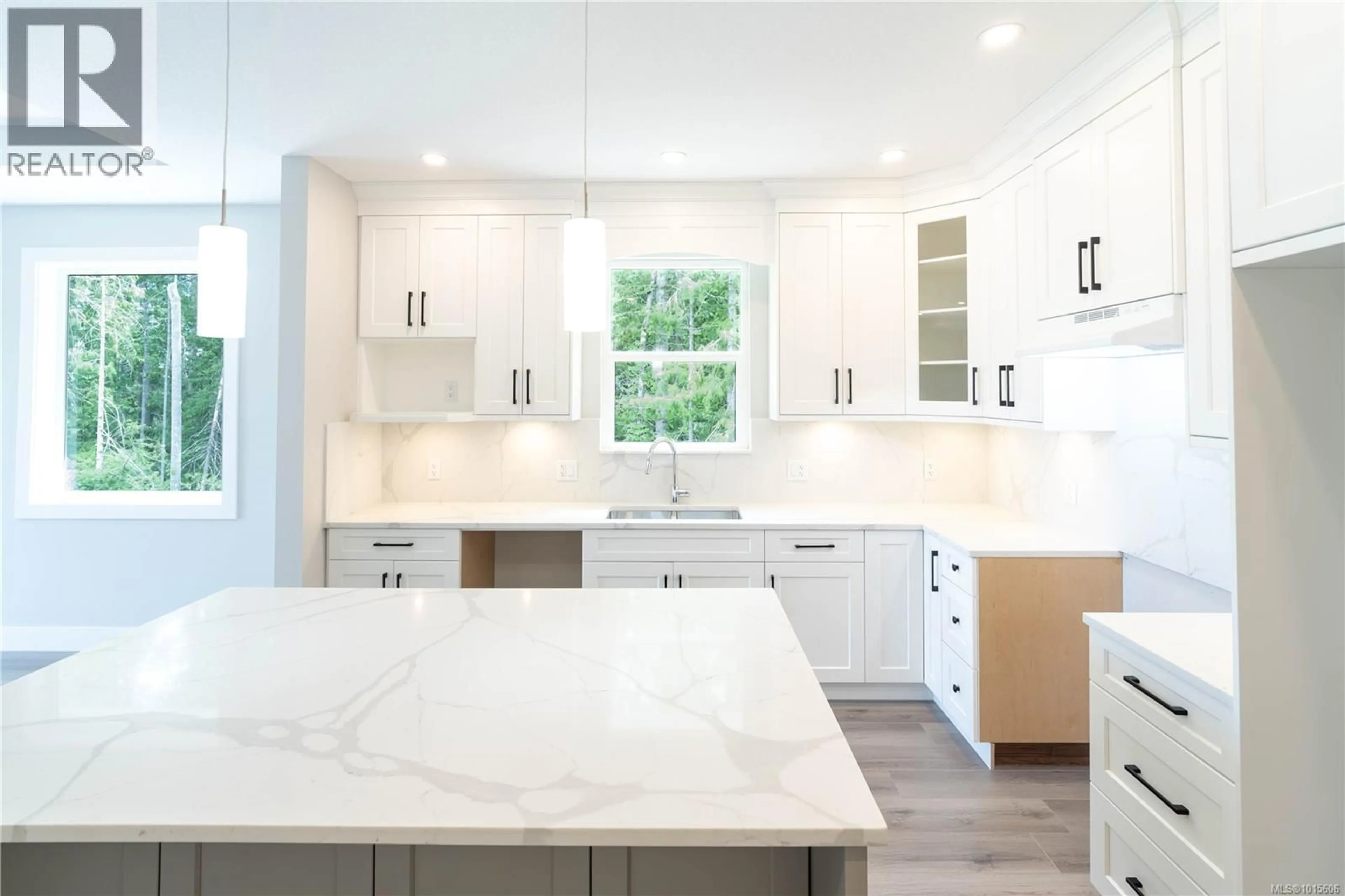 Contemporary kitchen, ceramic/tile floor for 671 SANDERSON ROAD, Ladysmith British Columbia V9G0A7