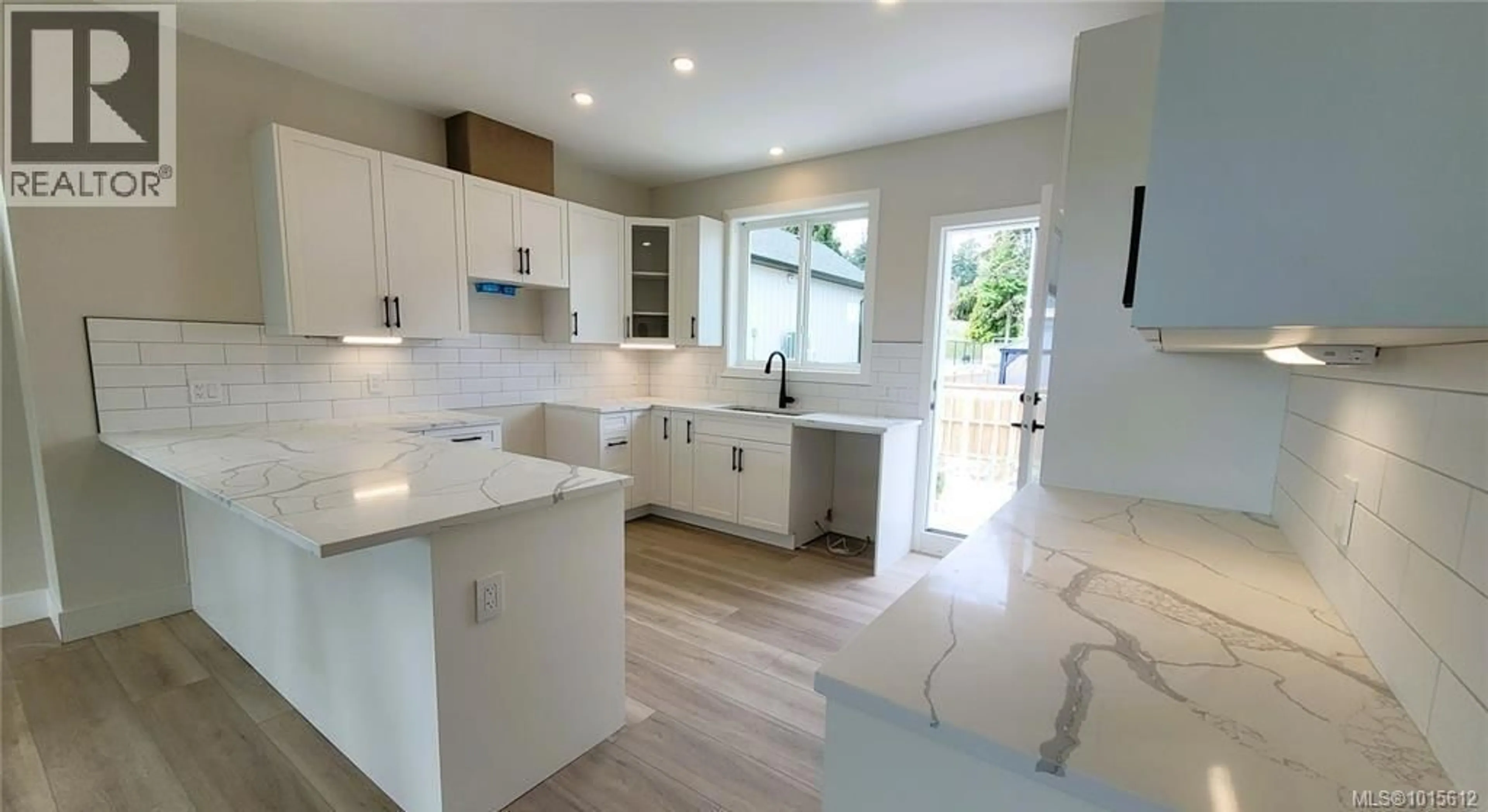 Open concept kitchen, ceramic/tile floor for 7072 CENTRAL SAANICH ROAD, Central Saanich British Columbia V8M1Y3