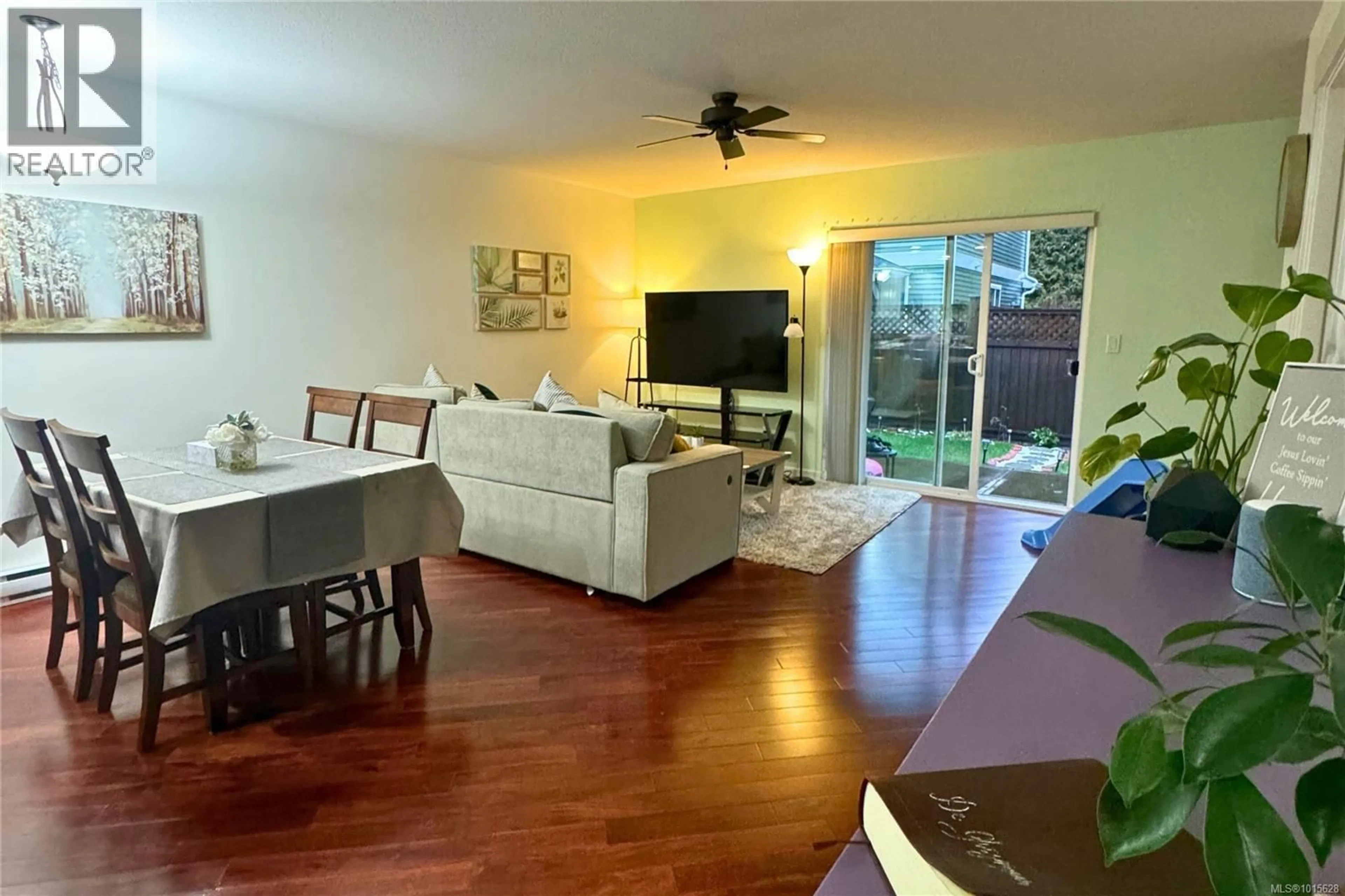 Living room with furniture, wood/laminate floor for 104 - 170 CENTENNIAL DRIVE, Courtenay British Columbia V9N9V7