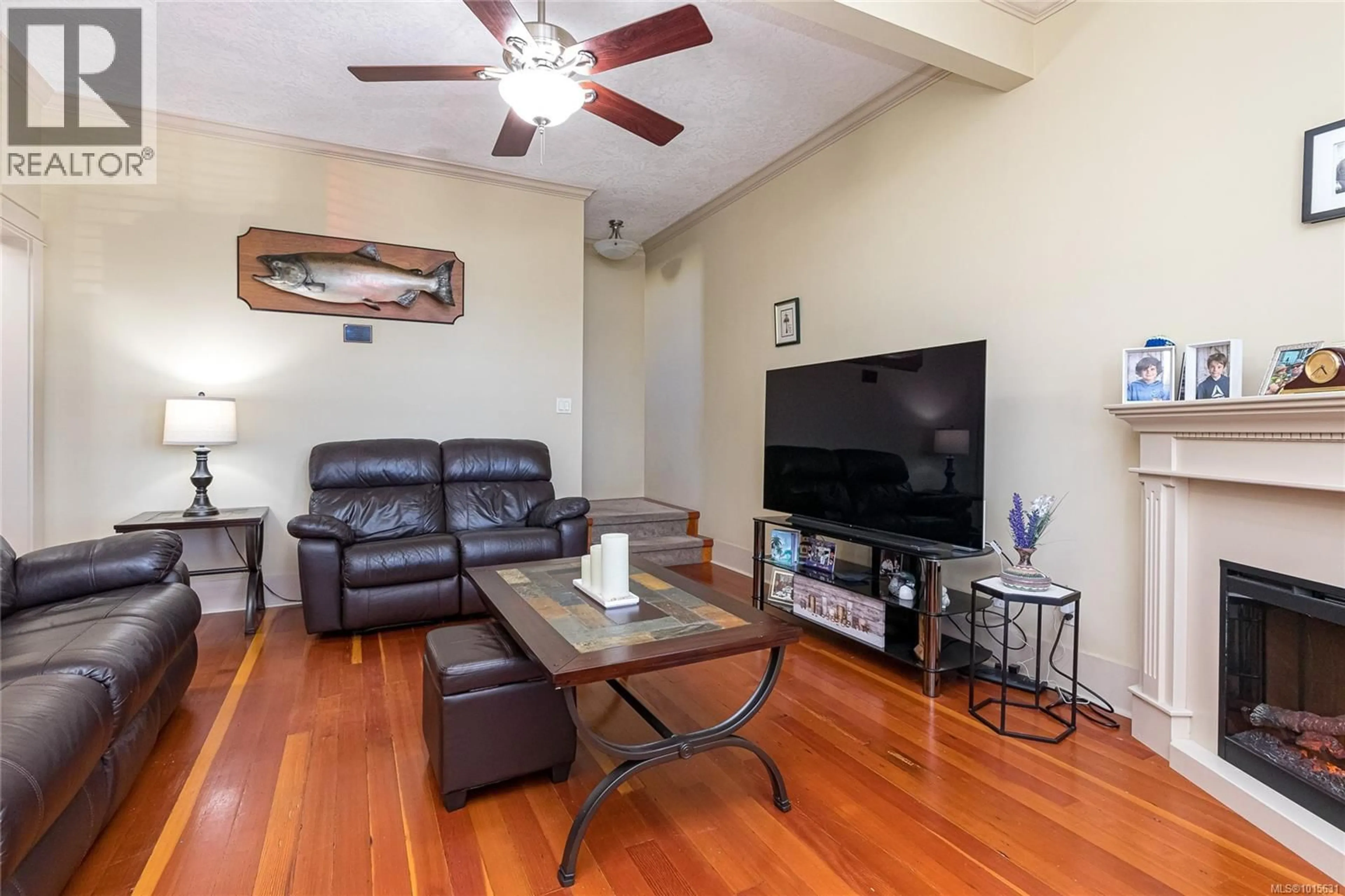 Living room with furniture, wood/laminate floor for 2 - 88 DALLAS ROAD, Victoria British Columbia V8V1A2