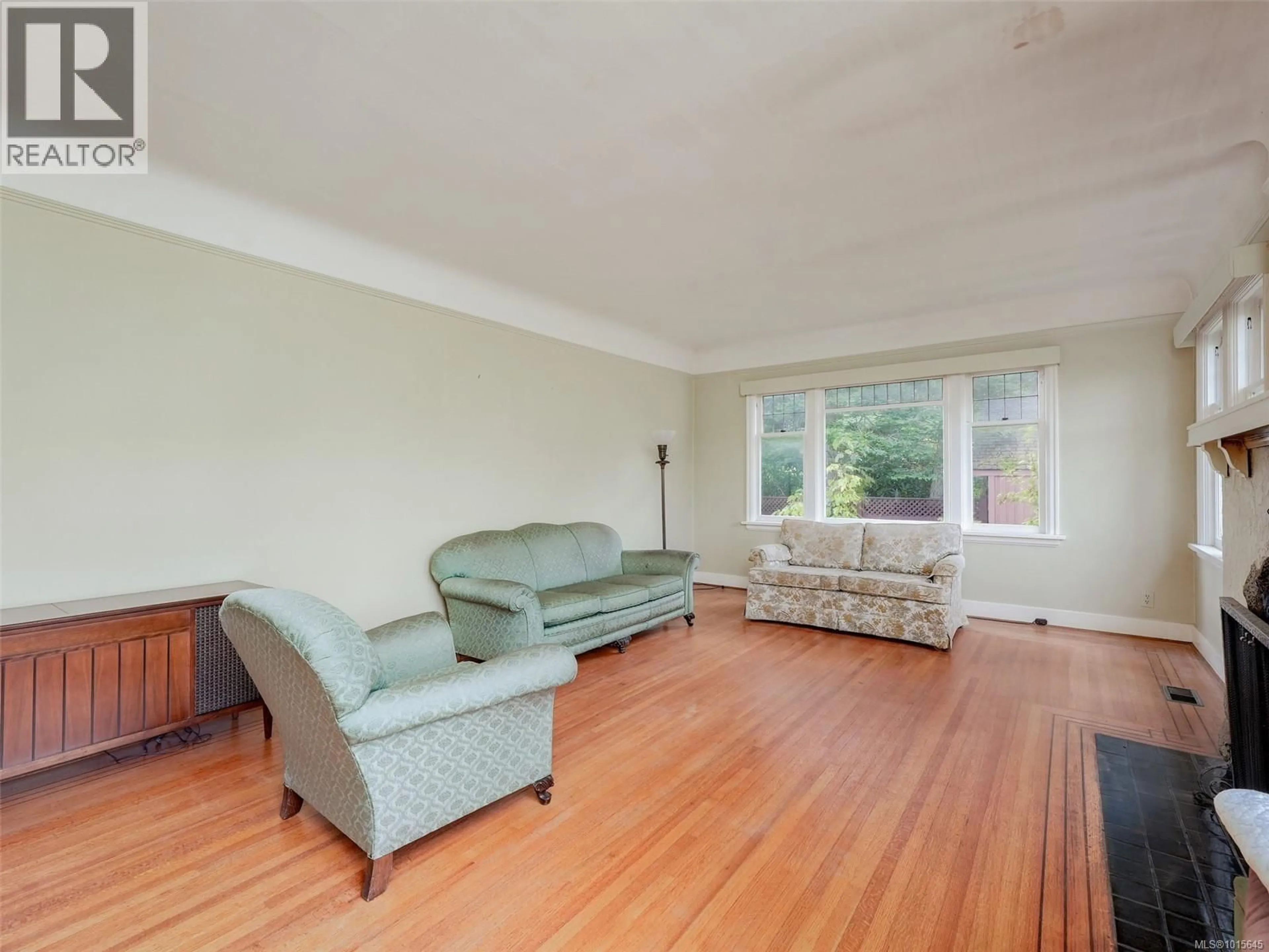 Living room with furniture, wood/laminate floor for 655 LINKLEAS AVENUE, Oak Bay British Columbia V8S5C2