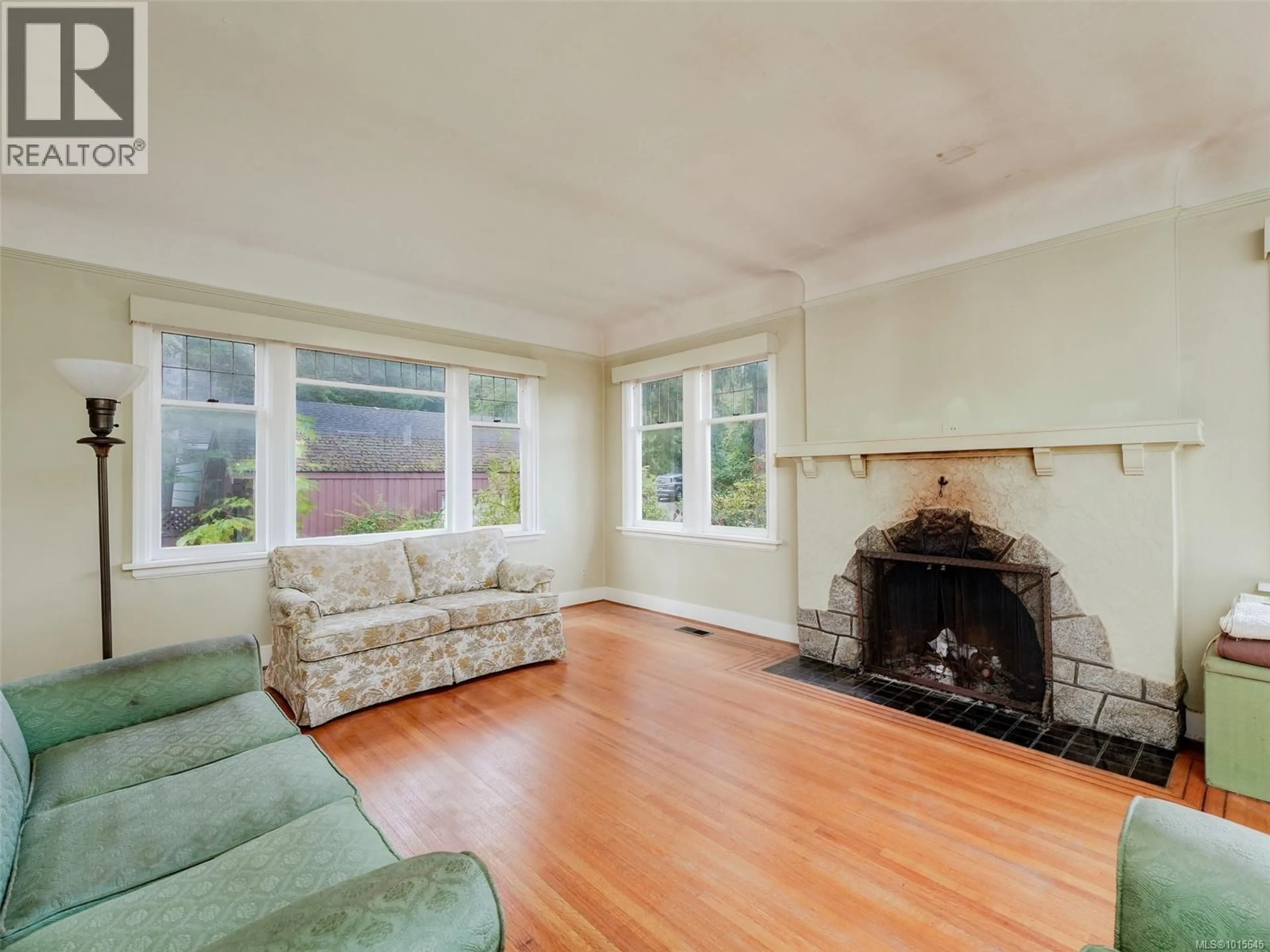 Living room with furniture, unknown for 655 LINKLEAS AVENUE, Oak Bay British Columbia V8S5C2
